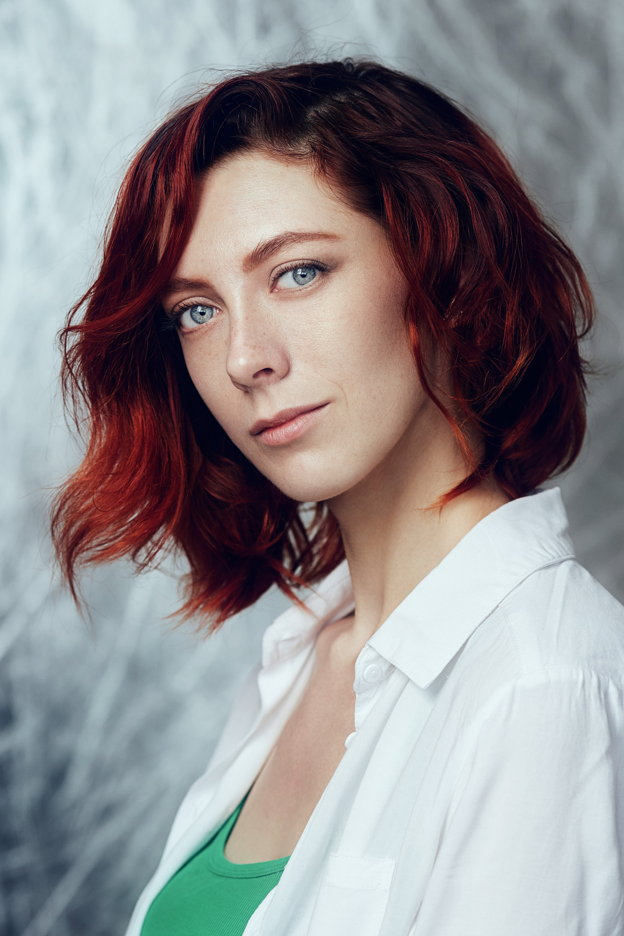 Классический женский портрет с рыжеволосой голубоглазой девушкой на серебристом фоне