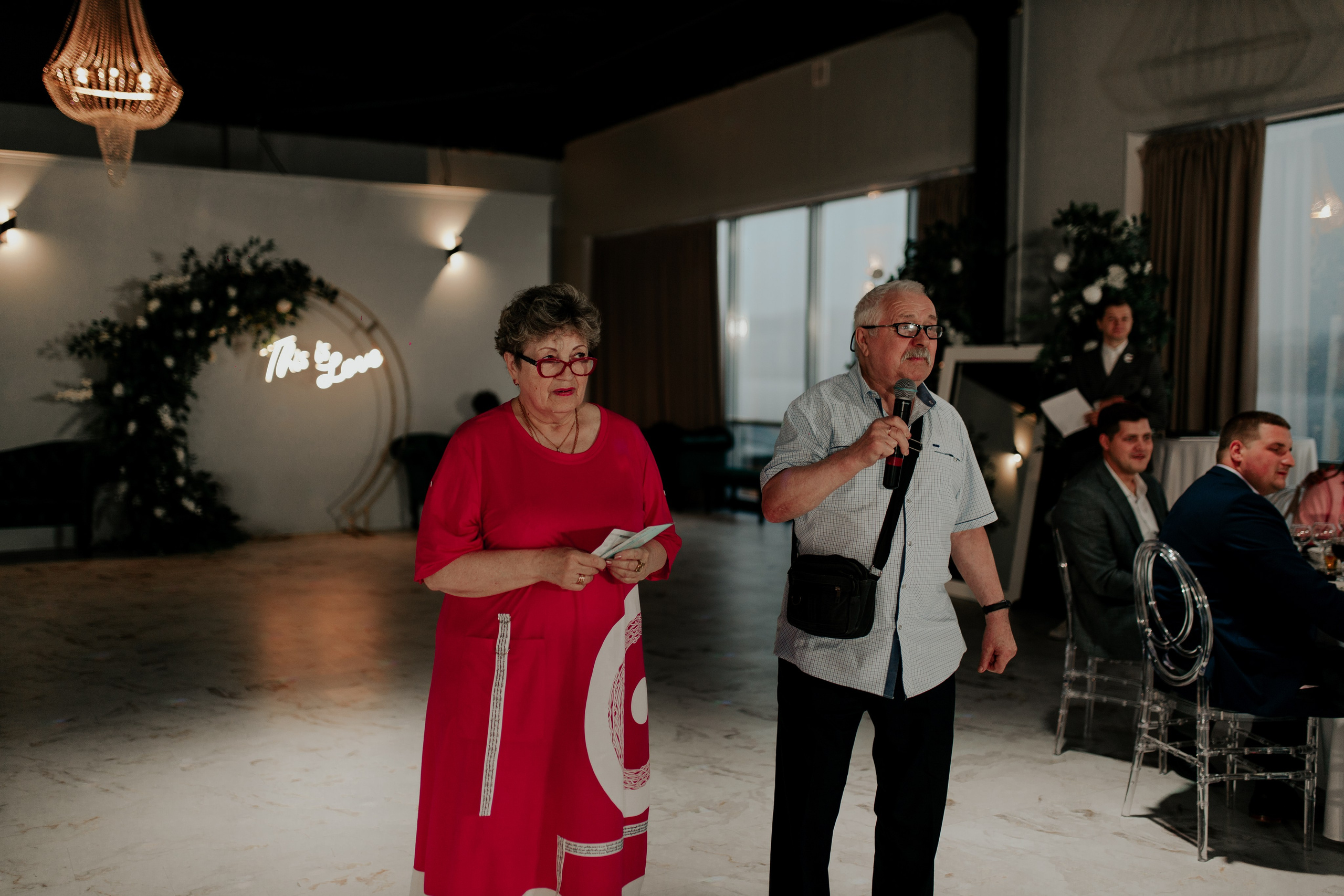 Бабушка невесты говорят тост под звуки аплодисментов — искренние эмоции