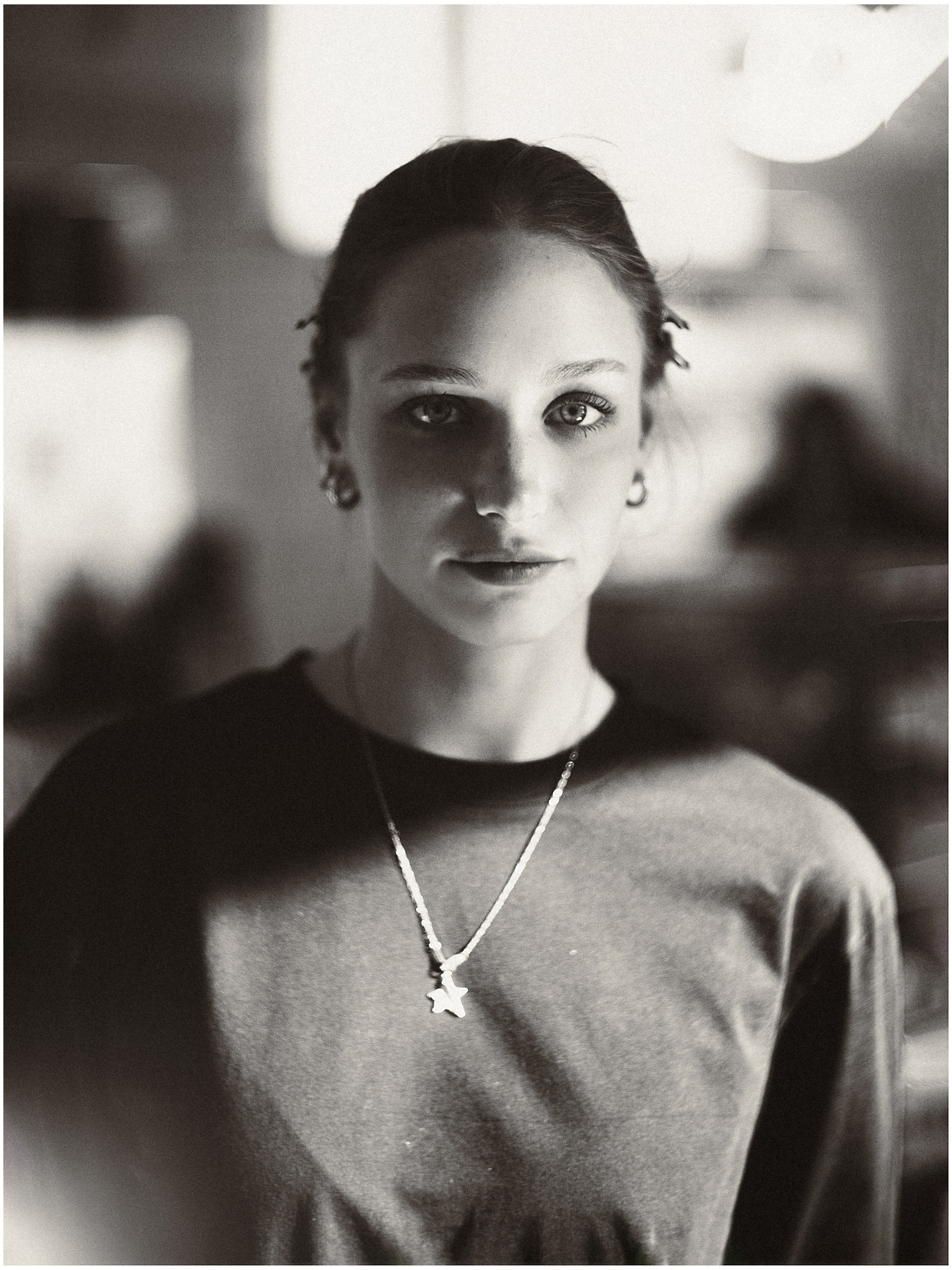 Портретная женская съемка в кофейне