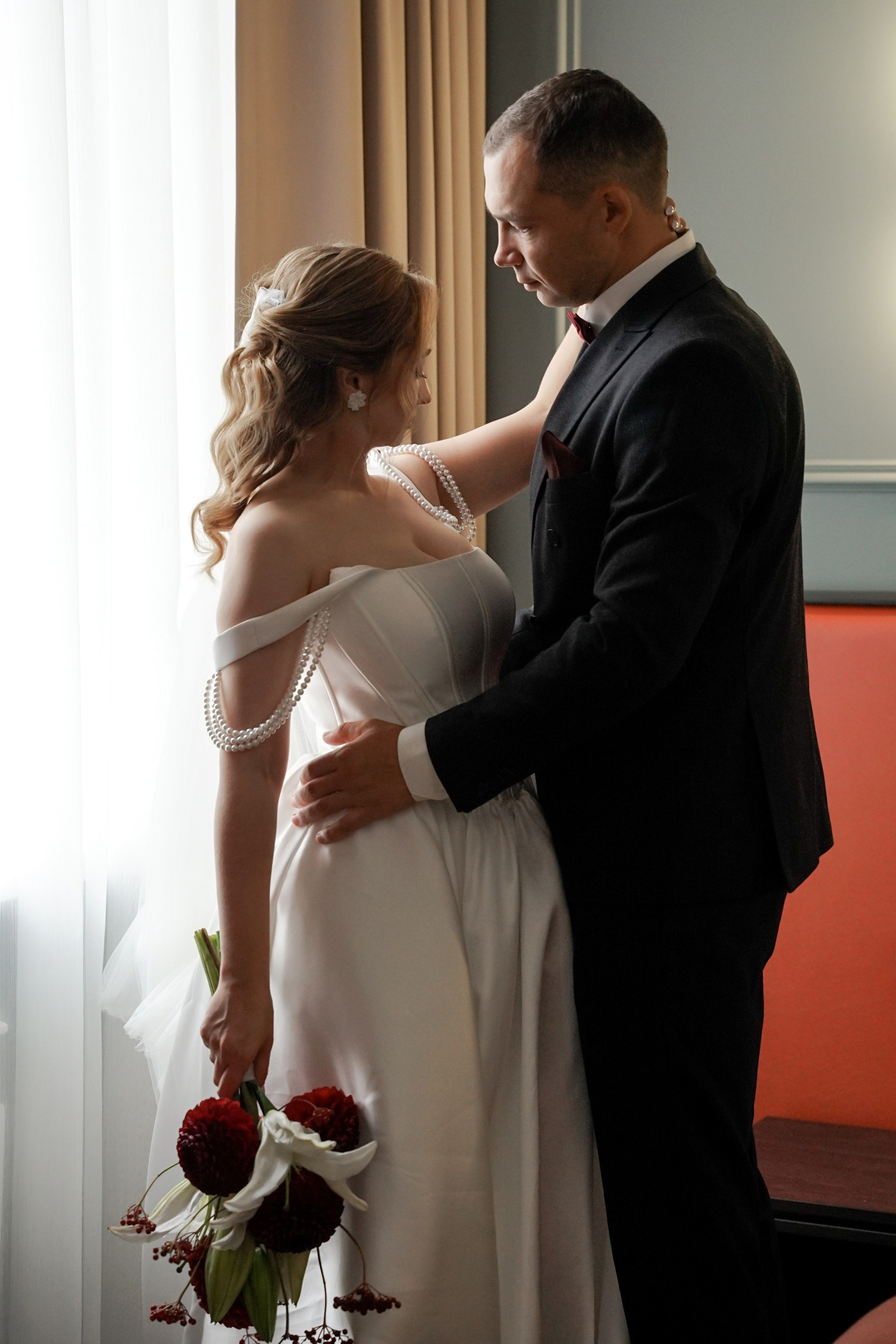 Кристина и Андрей: лавстори в гостинице и динамичный банкет. Фотограф в Иркутске