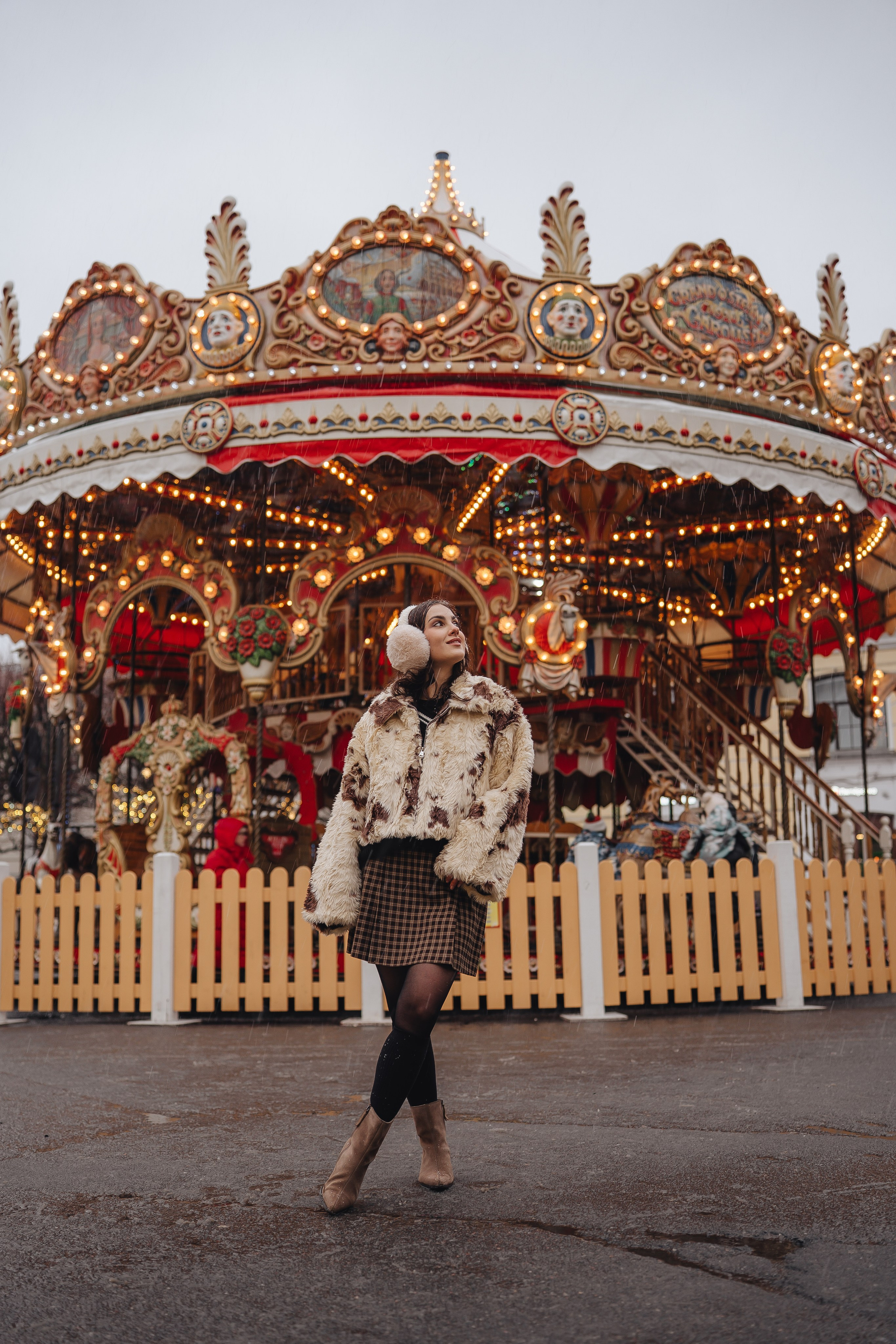 ПРОГУЛКА НА МАНЕЖНОЙ ПЛОЩАДИ ДЛЯ ДЕВУШКИ ПЕРЕД НОВЫМ ГОДОМ (НОВОГОДНЯЯ ФОТОСЕССИИЯ НА МАНЕЖНОЙ ПЛОЩАДИ). Профессиональный фотограф, Санкт-Петербург — Виктория Богомолова