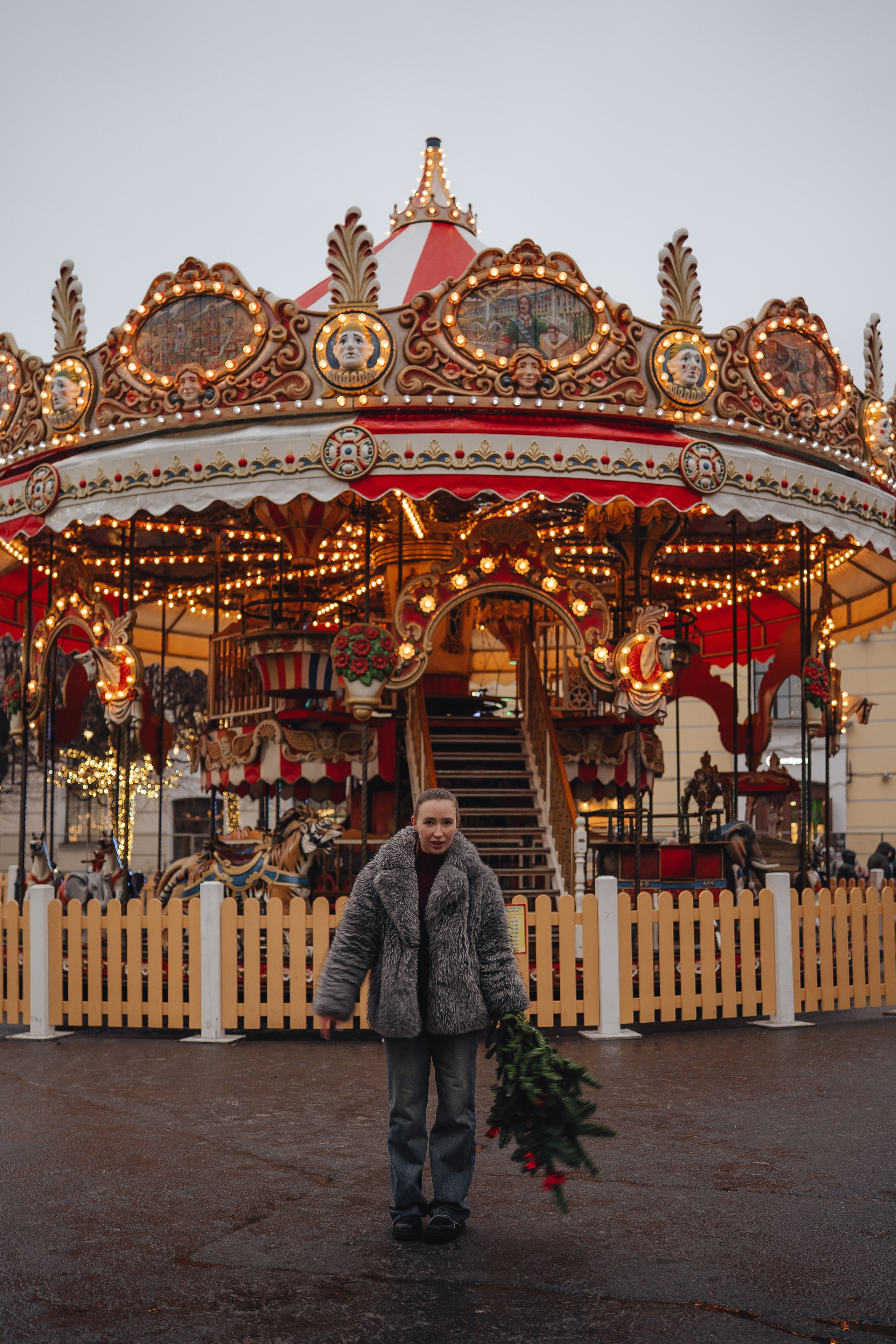 ПРОГУЛКА НА МАНЕЖНОЙ ПЛОЩАДИ ДЛЯ ДЕВУШКИ ПЕРЕД НОВЫМ ГОДОМ (НОВОГОДНЯЯ ФОТОСЕССИИЯ НА МАНЕЖНОЙ ПЛОЩАДИ). Профессиональный фотограф, Санкт-Петербург — Виктория Богомолова
