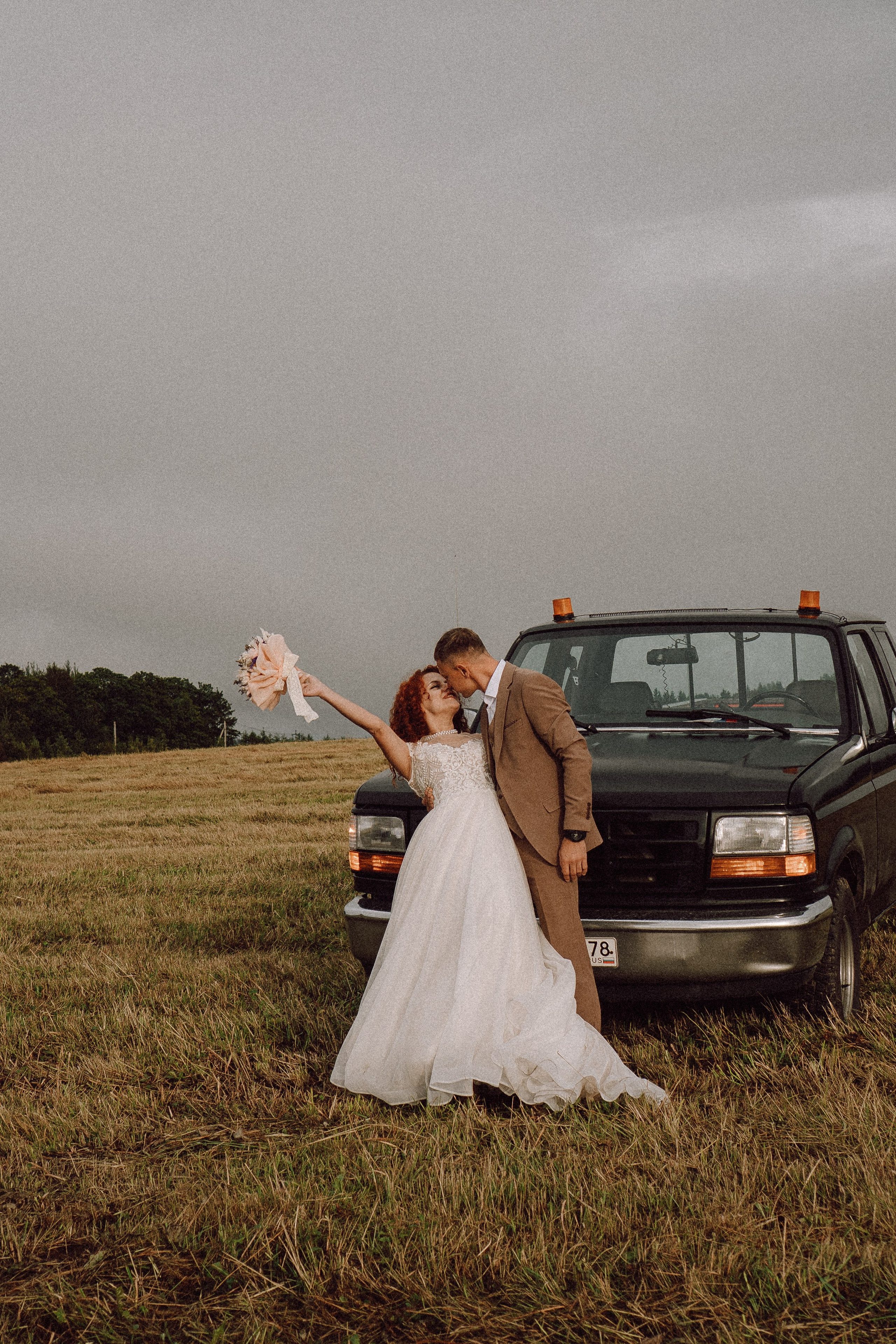 СВАДЕБНАЯ ФОТОСЕССИИЯ ПАРЫ В ГОРОДЕ ПРИОЗЕРСК В СОСНОВОМ ЛЕСУ И С ПИКАПОМ. Профессиональный фотограф, Санкт-Петербург — Виктория Богомолова