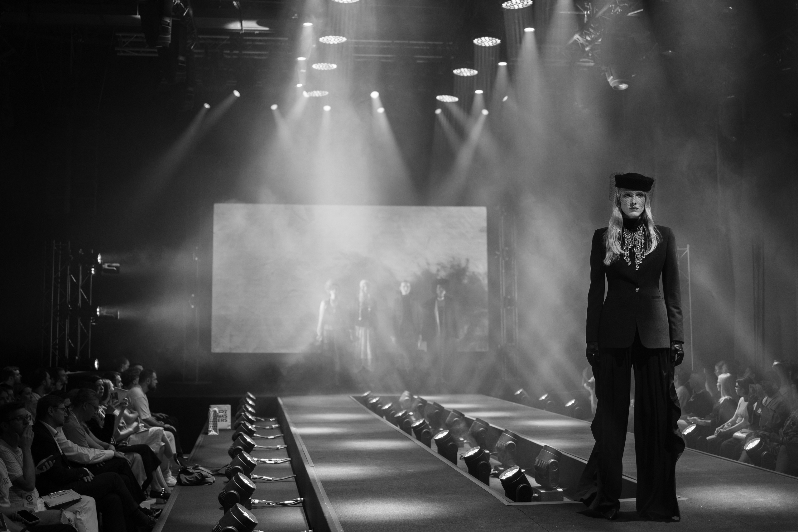 Закулисье модного показа. Главная