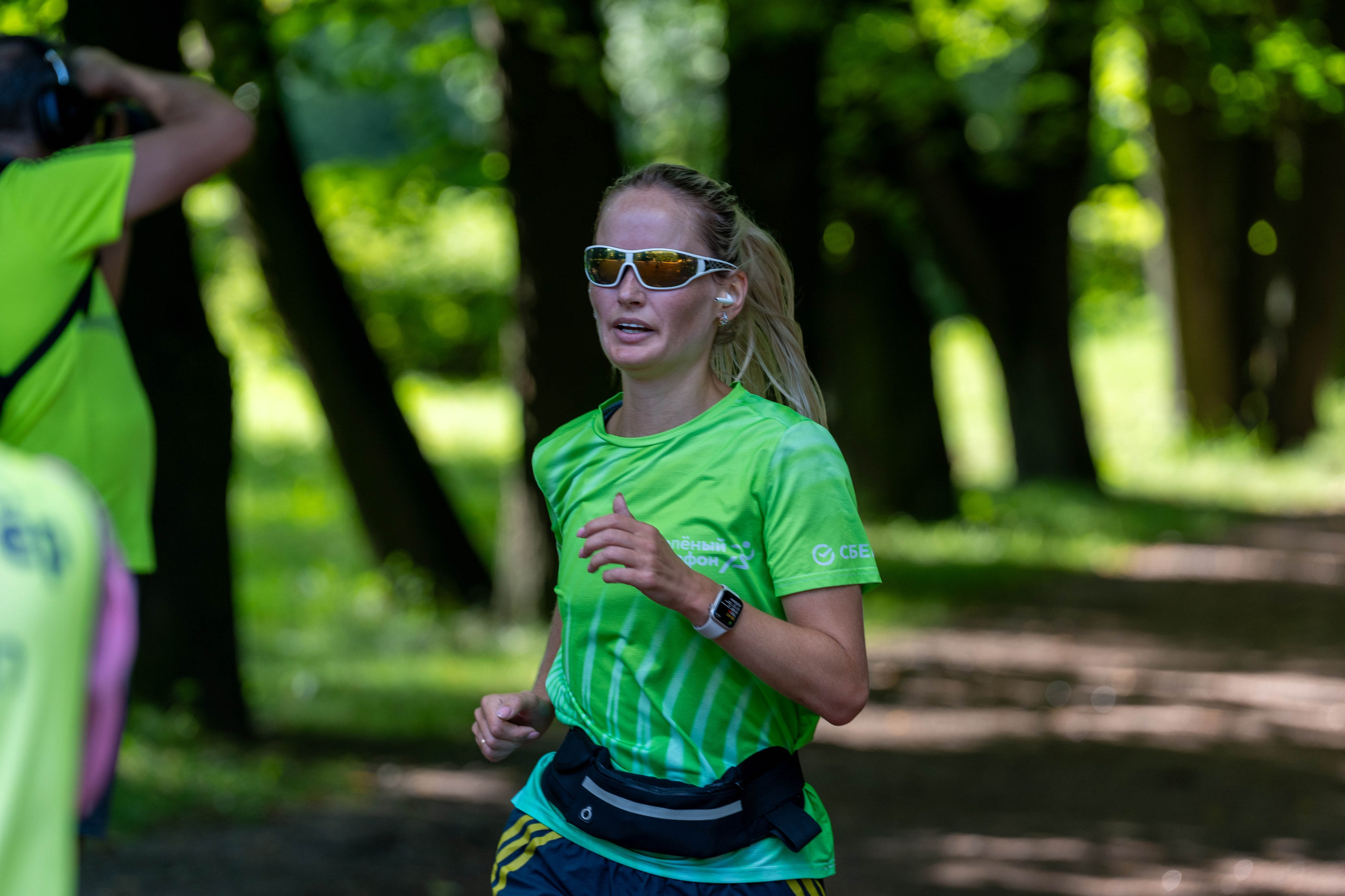 Спортивный фотограф Санкт-Петербург запечатлел бегунью «5 вёрст» в парке Победы