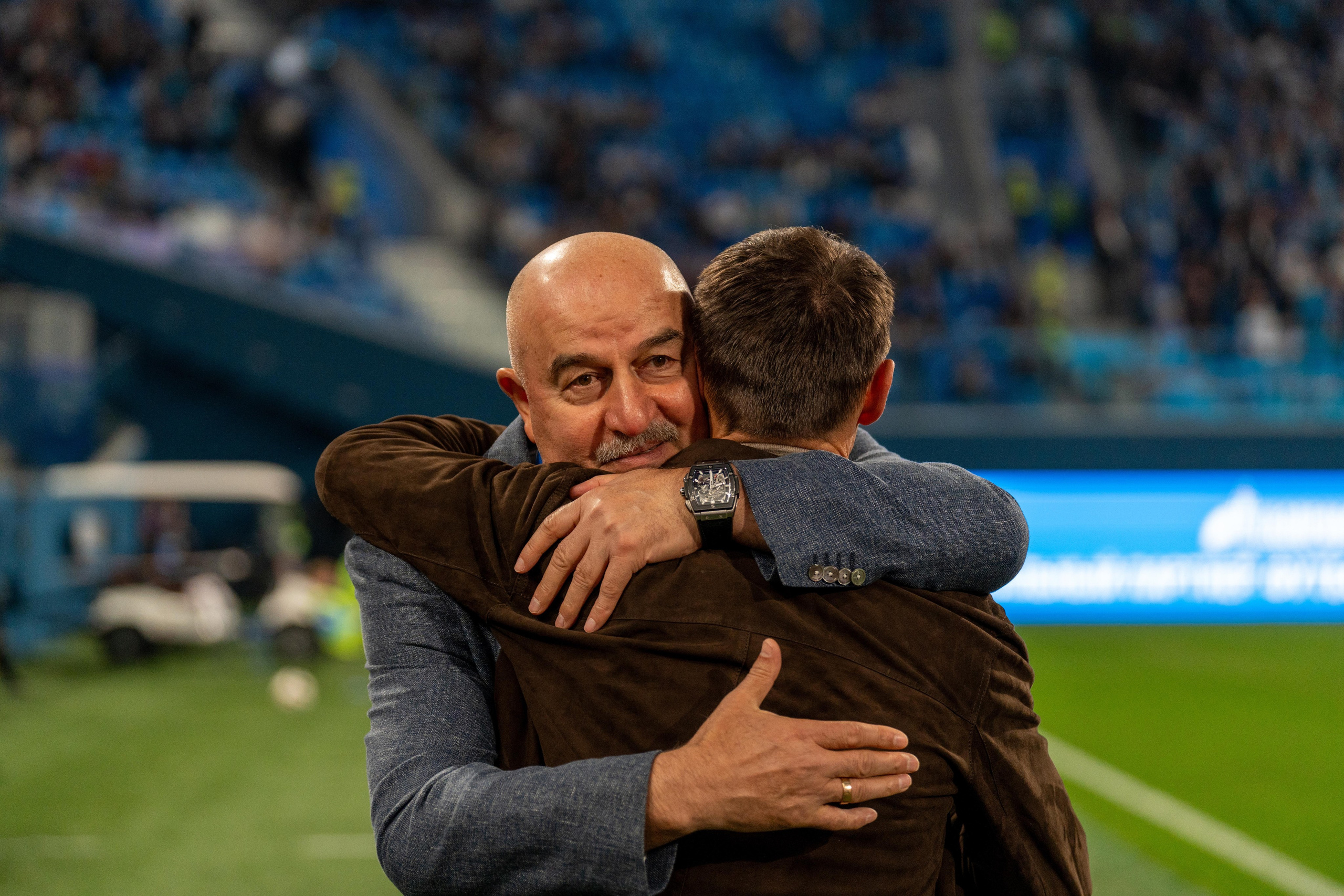 Эмоциональное объятие тренеров матча Зенит – Ахмат на Газпром Арене