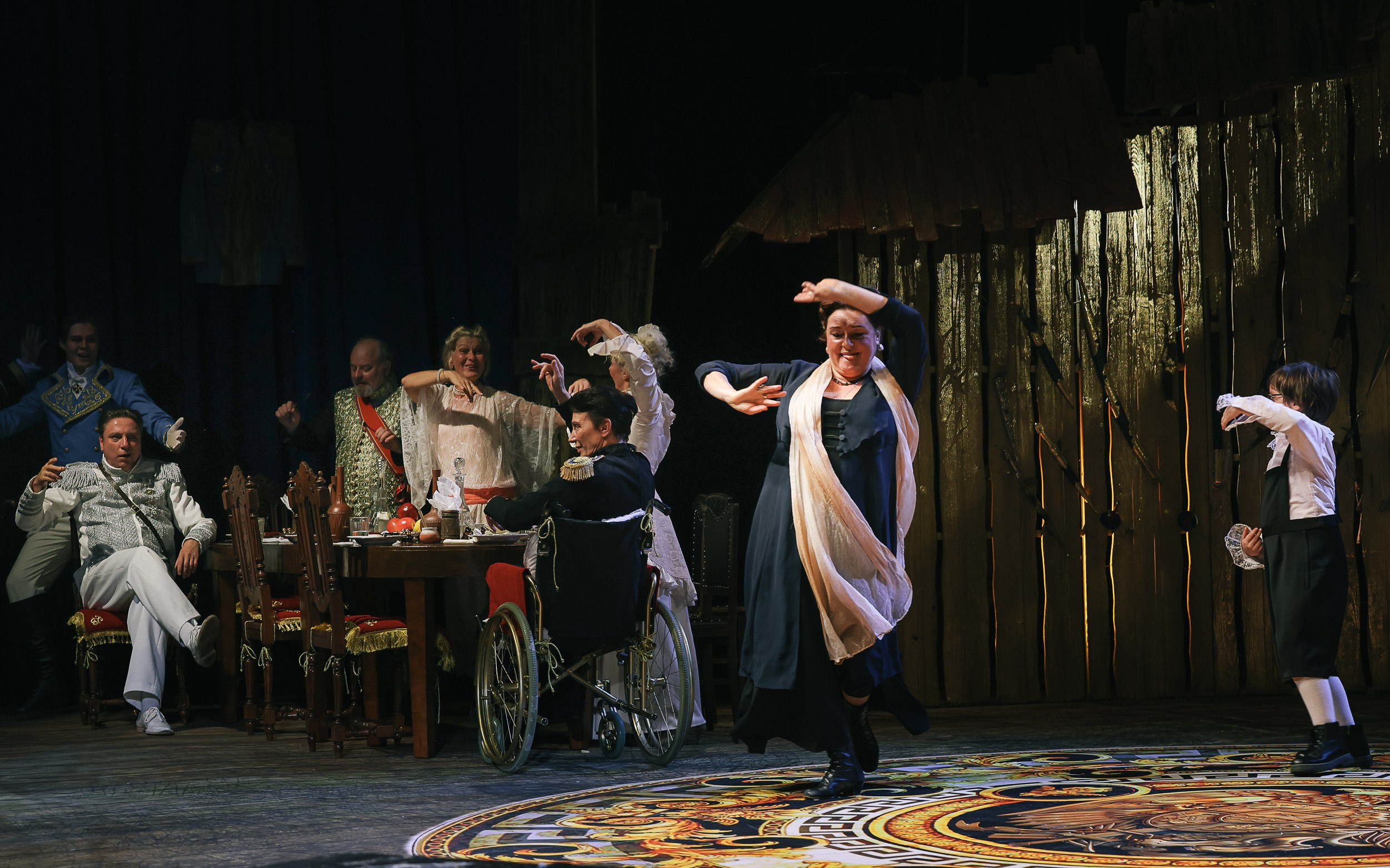 Весёлая женщина. Театр Эрмитаж. Репортажный, архитектурный, театральный и файн-арт фотограф Лена Мельникова в Москве