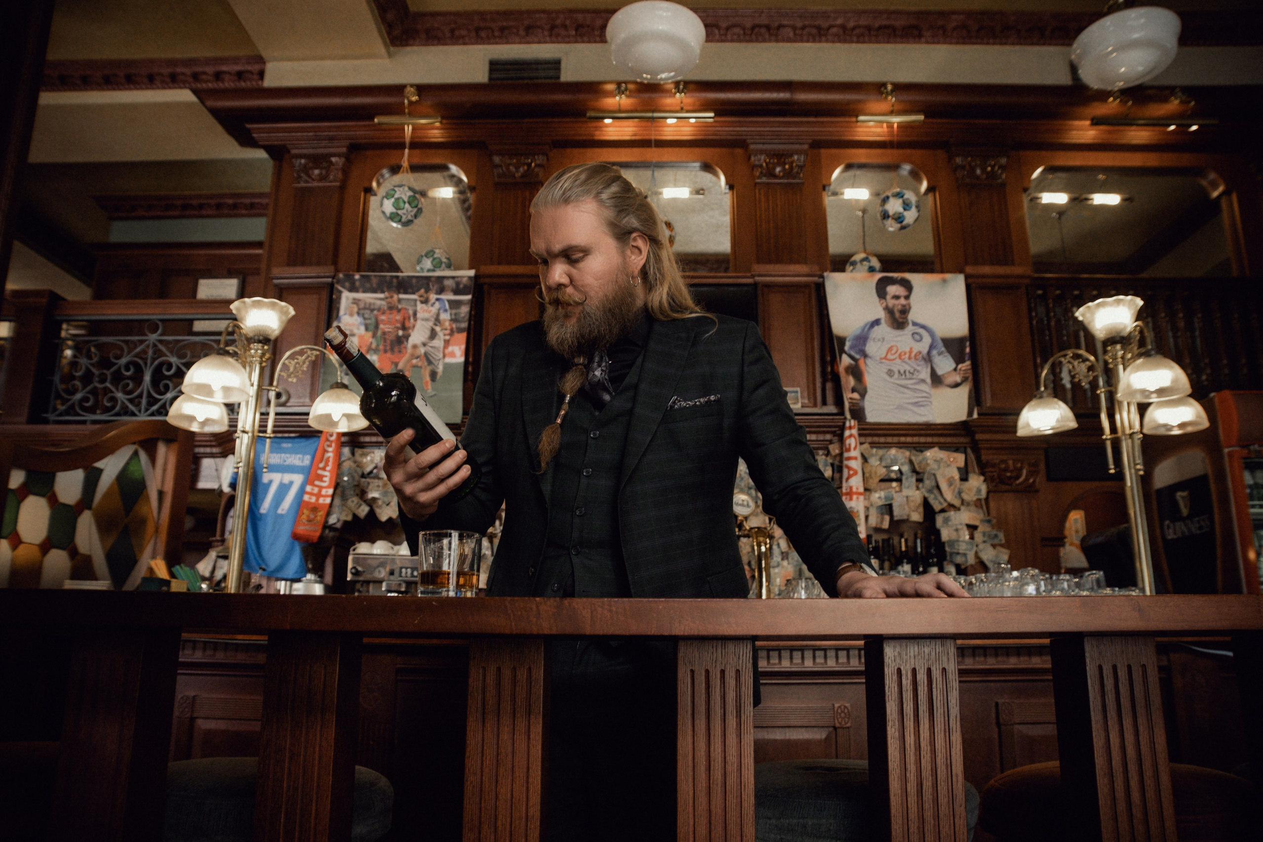 Иван. Фотосессия в баре. Фотограф Батуми | Lera Rawlick