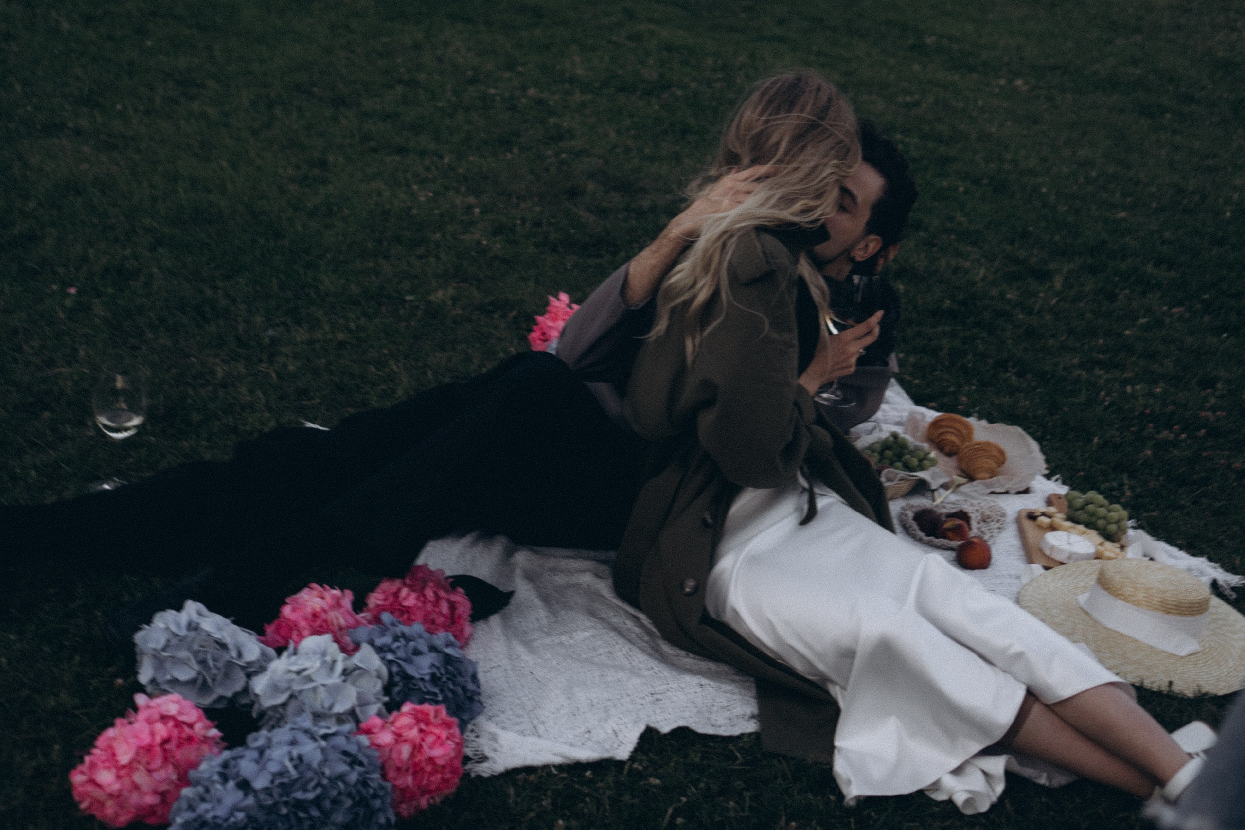 СВАДЕБНАЯ СЬЕМКА ПАРЫ НА РАССВЕТЕ В БЕЛЫЕ НОЧИ И ПРОГУЛКА С РАЗВОДНЫМИ МОСТАМИ И ПИКНИК ВОЗЛЕ ИСАКИЕВСКОГО СОБОРА. Профессиональный фотограф, Санкт-Петербург — Виктория Богомолова