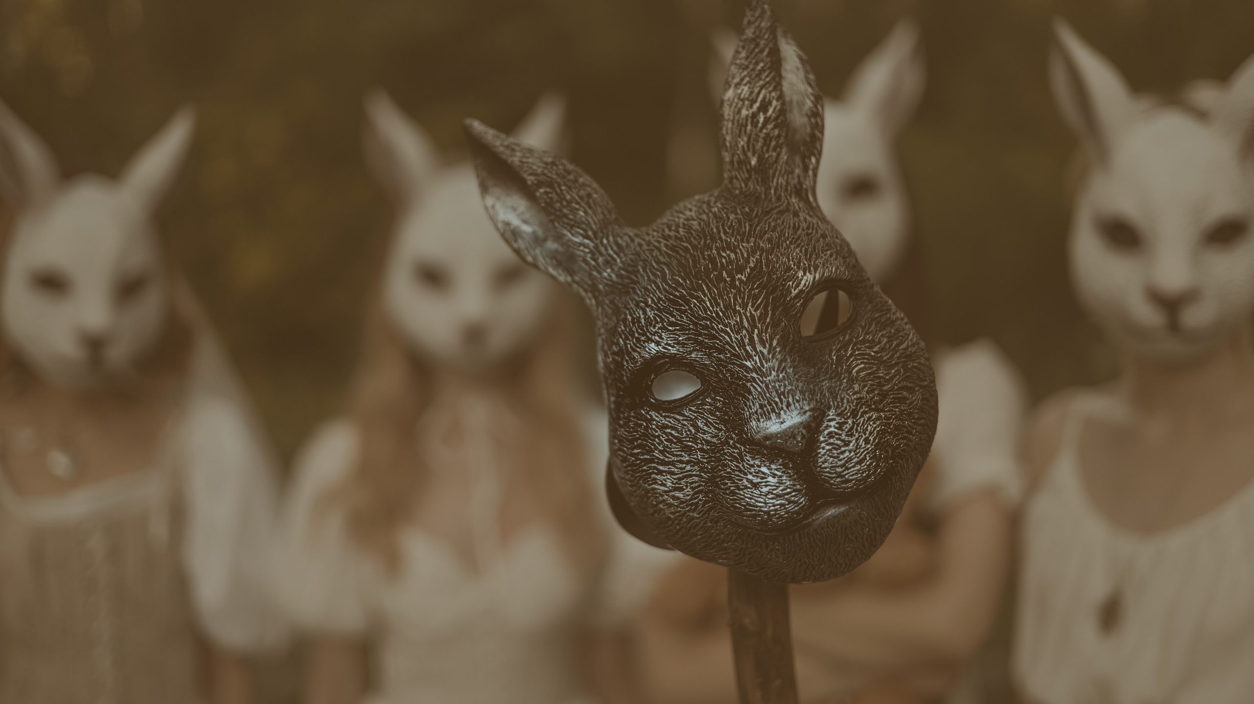 Крупный план маски зайца на фоне моделей во время арт-фотосессии