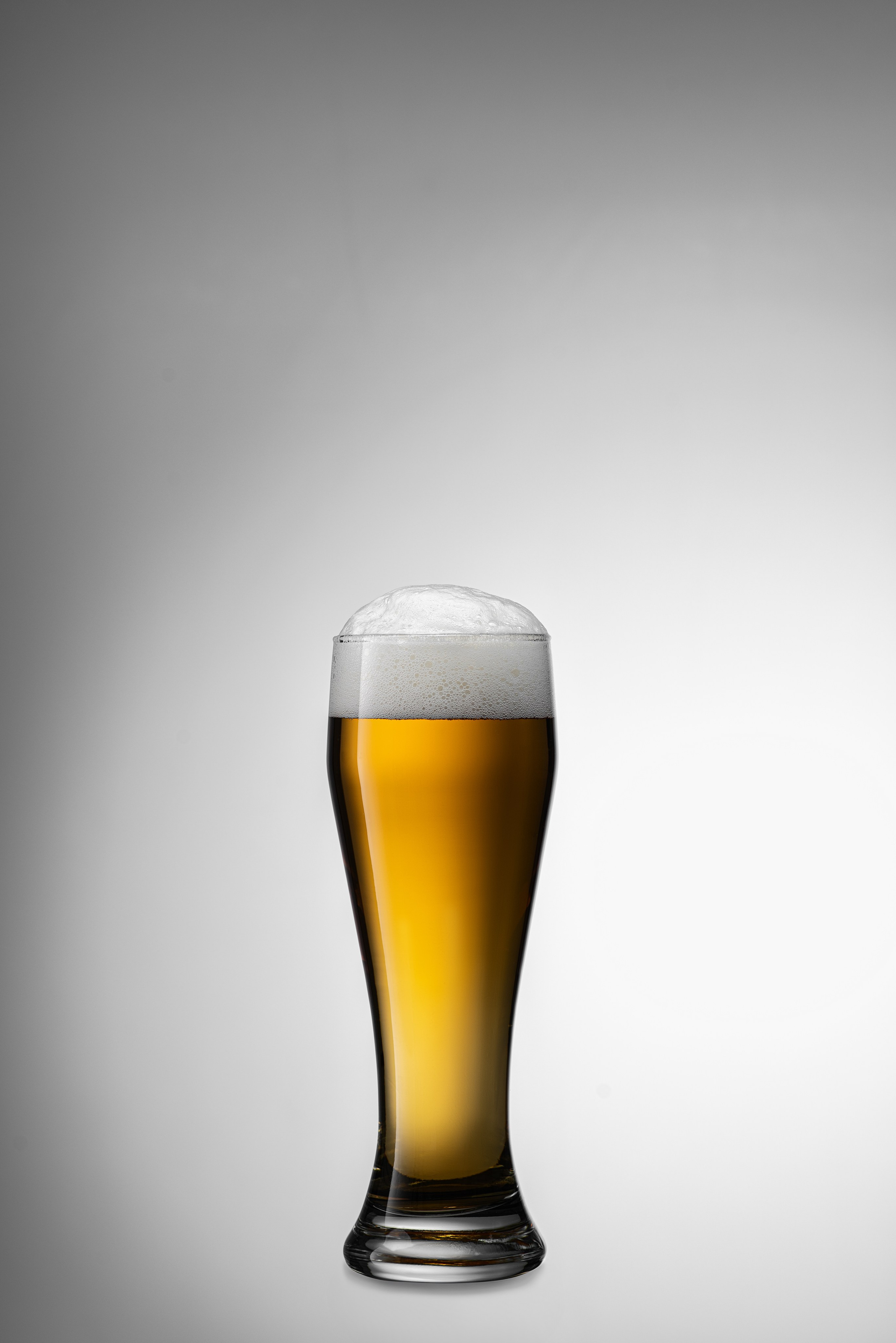 Бокал с пивом и пеной
