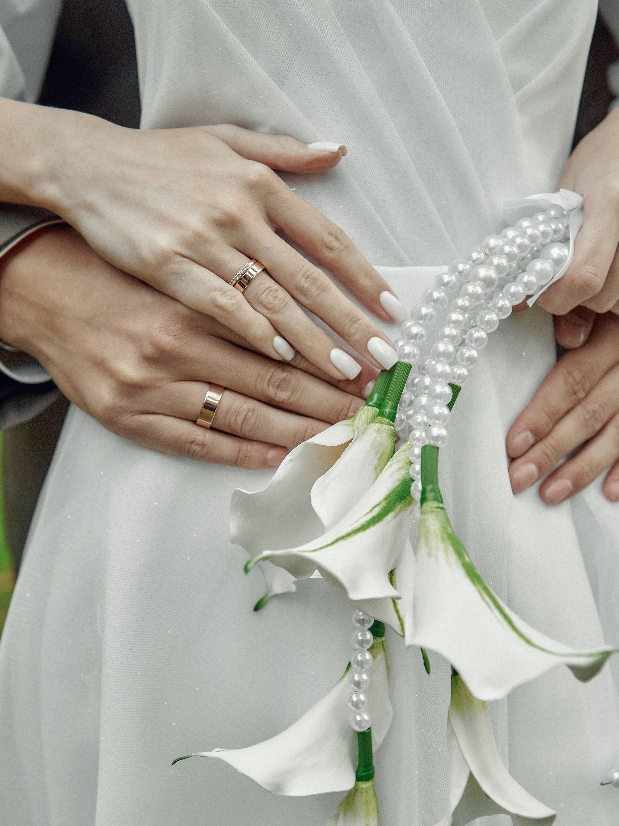 «Детали свадьбы — обручальные кольца и букет невесты, свадебная фотосессия на природе»