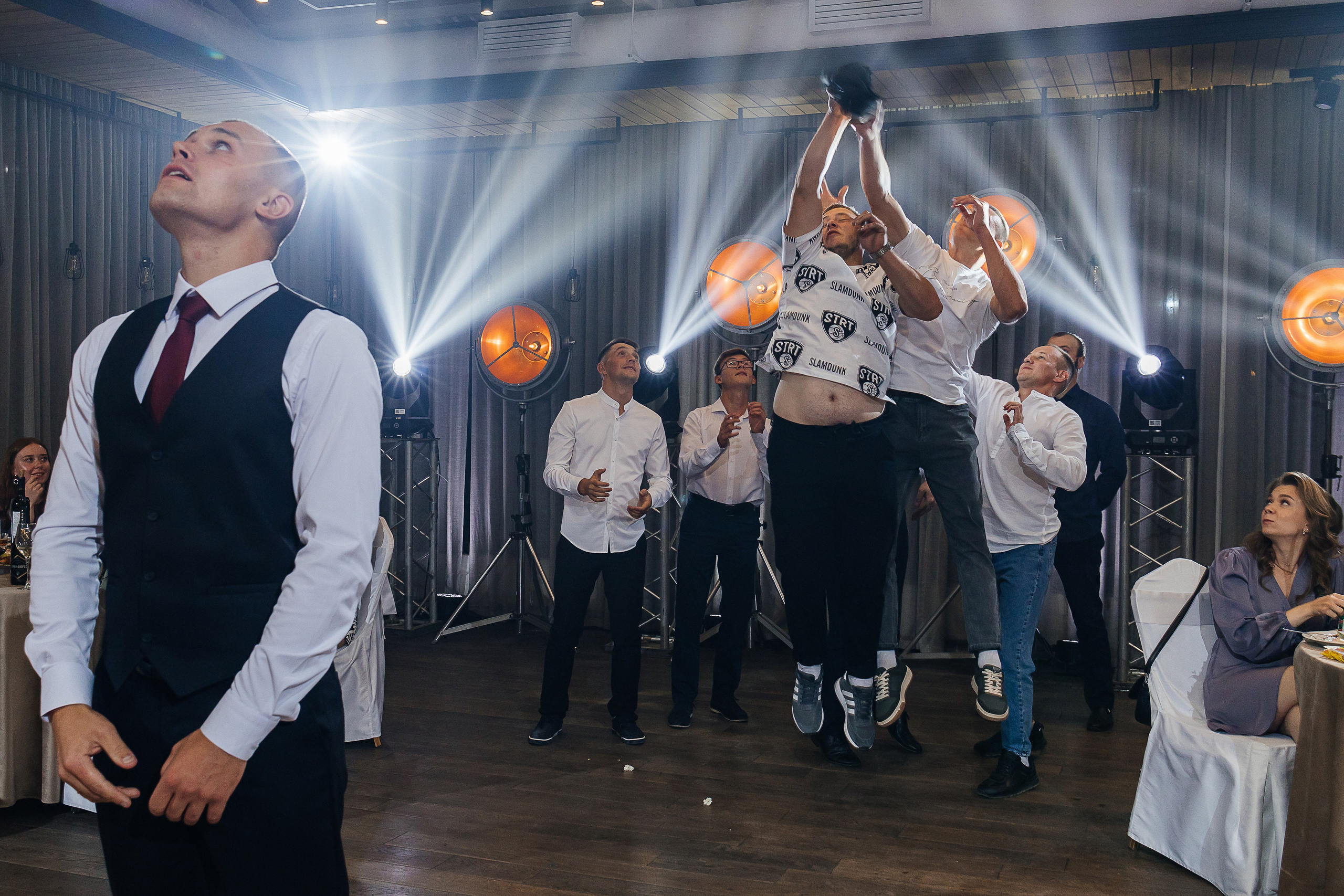 Волшебное утро невесты в номере отеля. Олег Сверчков | Свадебный фотограф Вологда