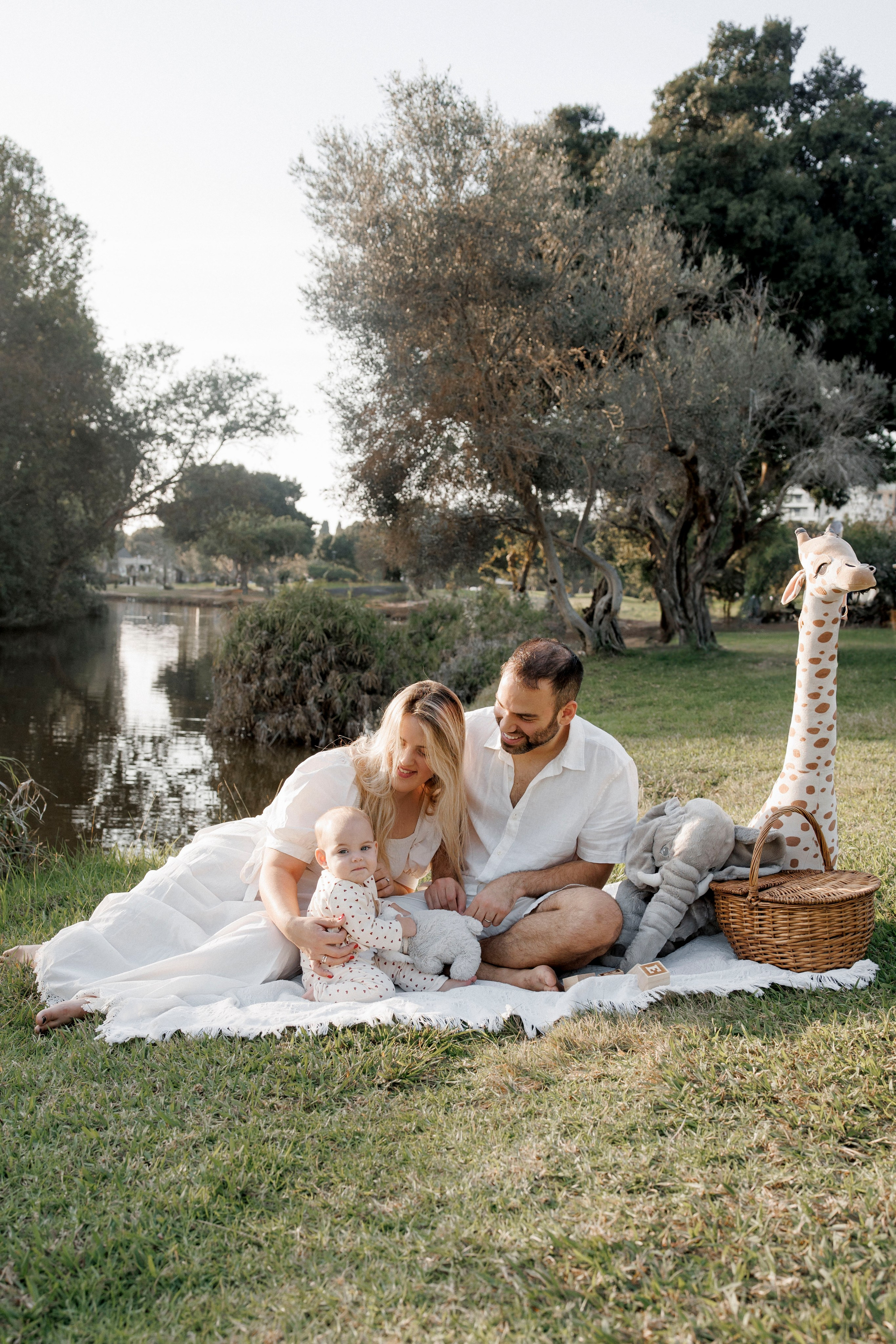 First year photoshoot inside the park (sunset). Wedding and family photographer