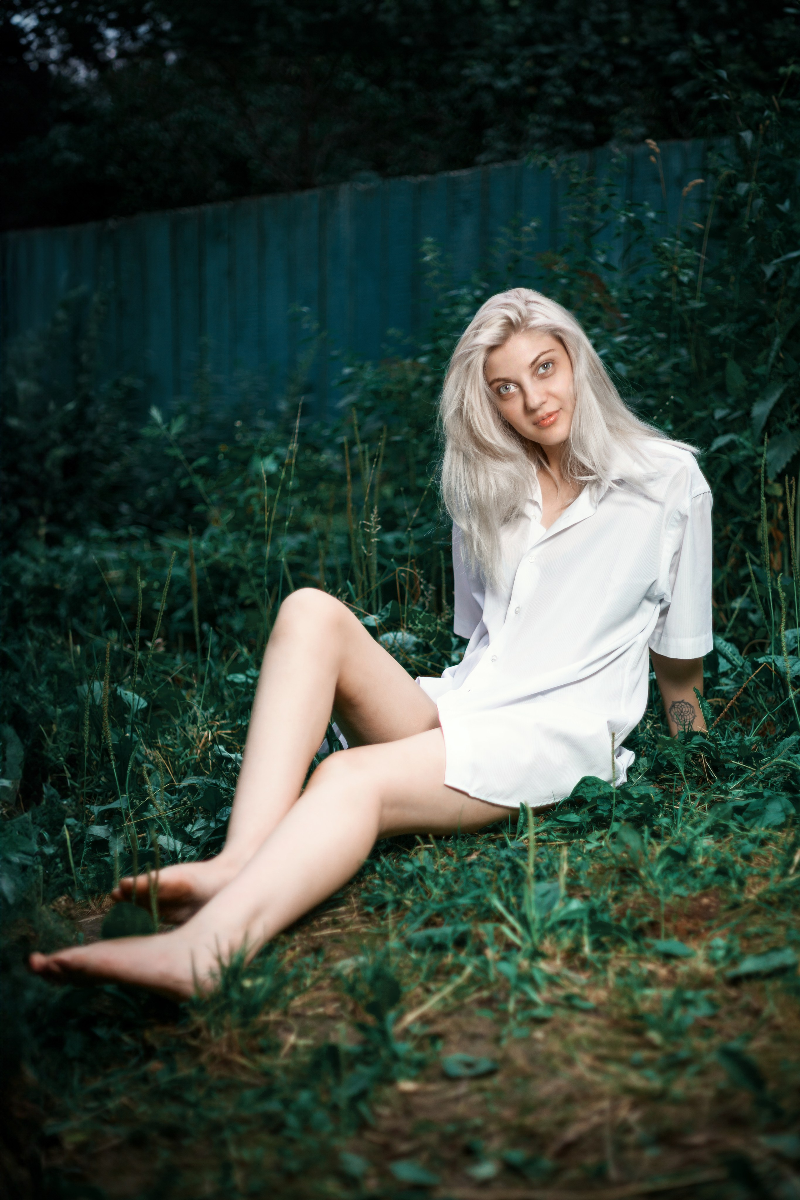 Откройте для себя магию "Белоснежной гармонии" в этом фотоальбоме, где девушка с белоснежными волосами предстаёт в утончённых образах на природе. Наслаждайтесь кадрами, где она лежит на дереве у озера и на траве, с элегантной рубашкой, добавляющей загадочности и эстетики. Девушка, молодая девушка, Блондинка, Фотосеесия, Подросток, Крашенные волосы, Озеро, Рубашка, Позировка, Потрет, Полуголая, Полуголая девушка, Девушка в белье, Дерево, Озеро, Красотка, Ноги, Трава, Ню,