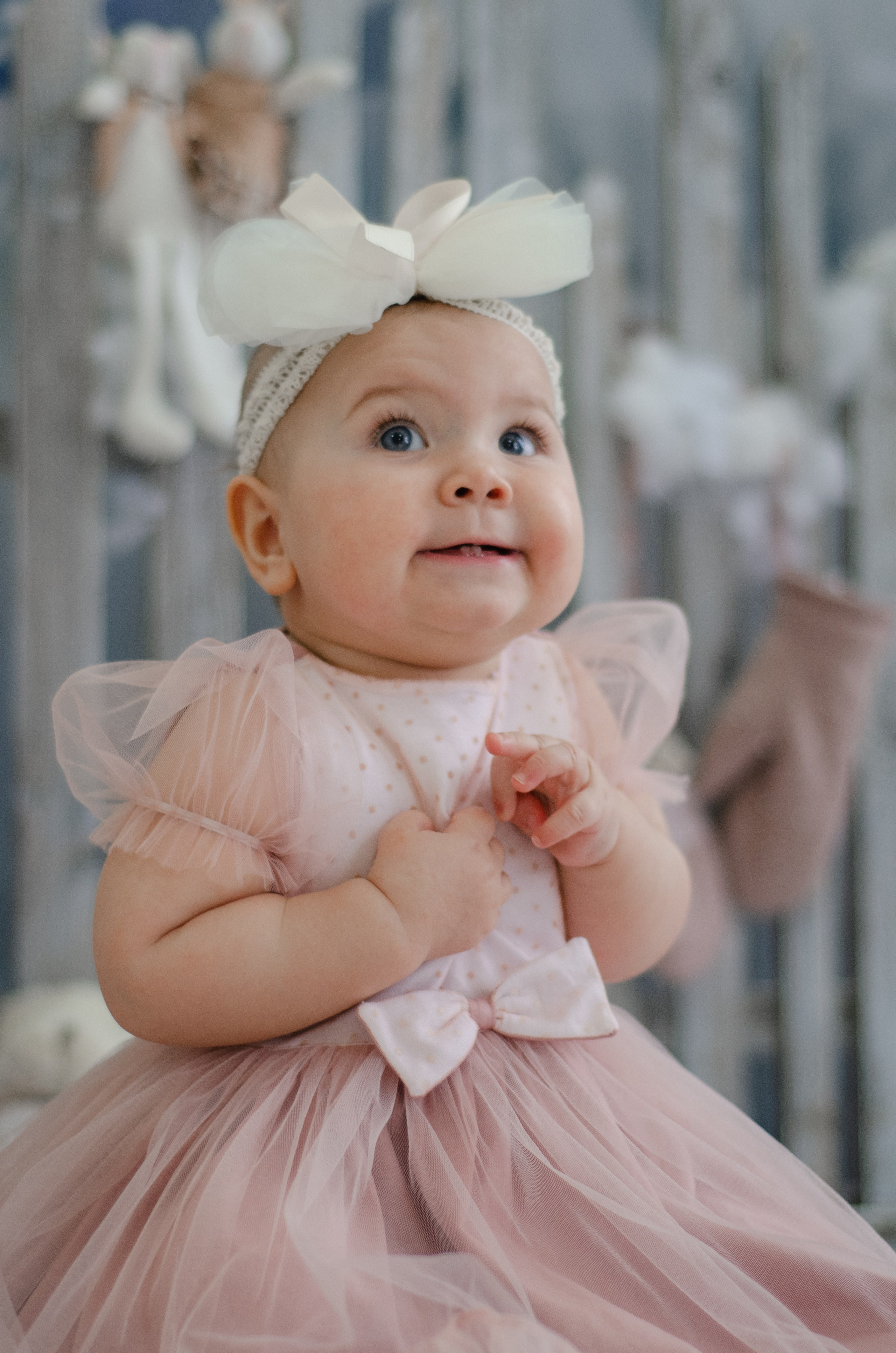 Девочка в новогодней локации