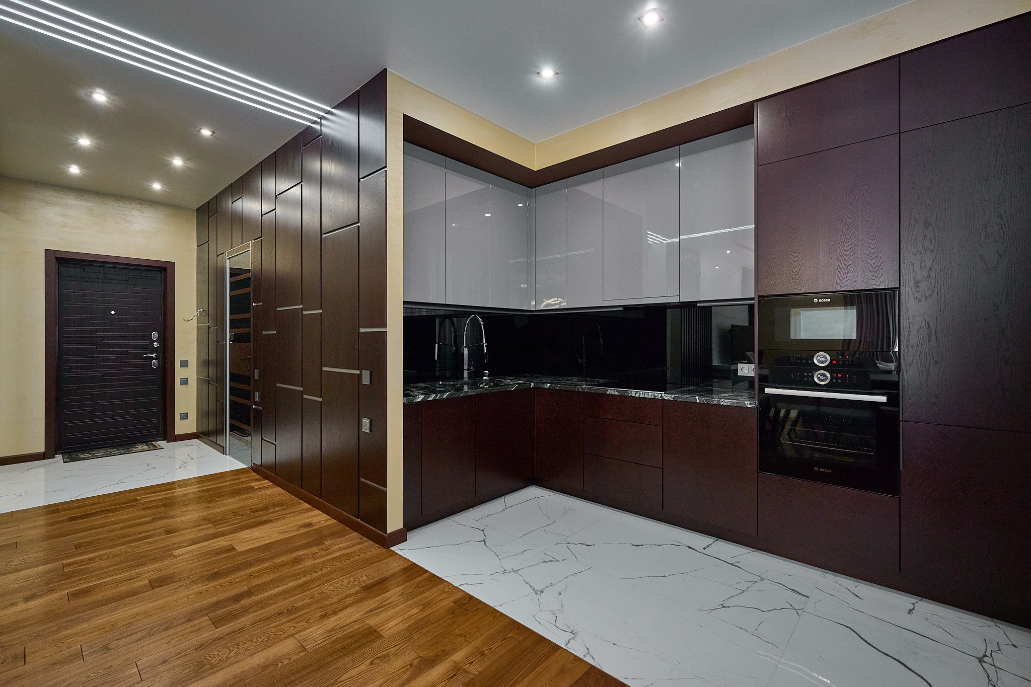 темно красная кухня с белыми полками 