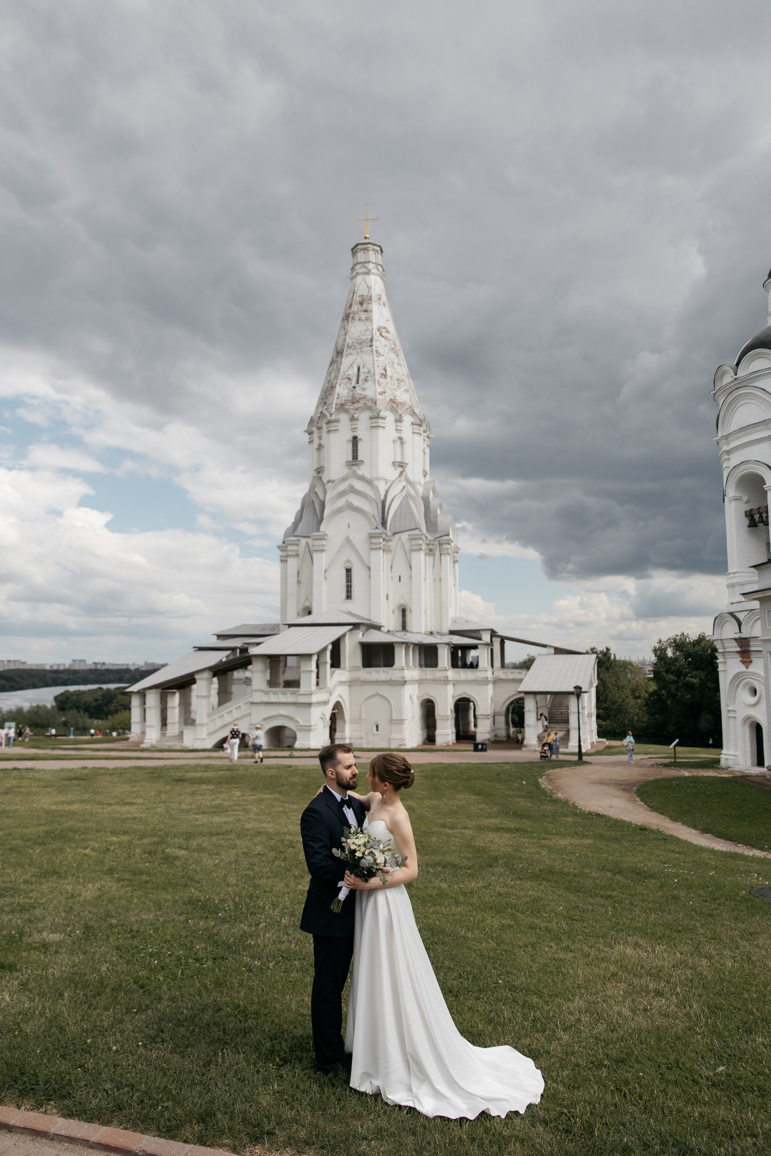 Анонс свадебных фотографий Артема и Натальи в Парке Коломенское. Свадебный фотограф Домодедово Москва Катерина Алехина