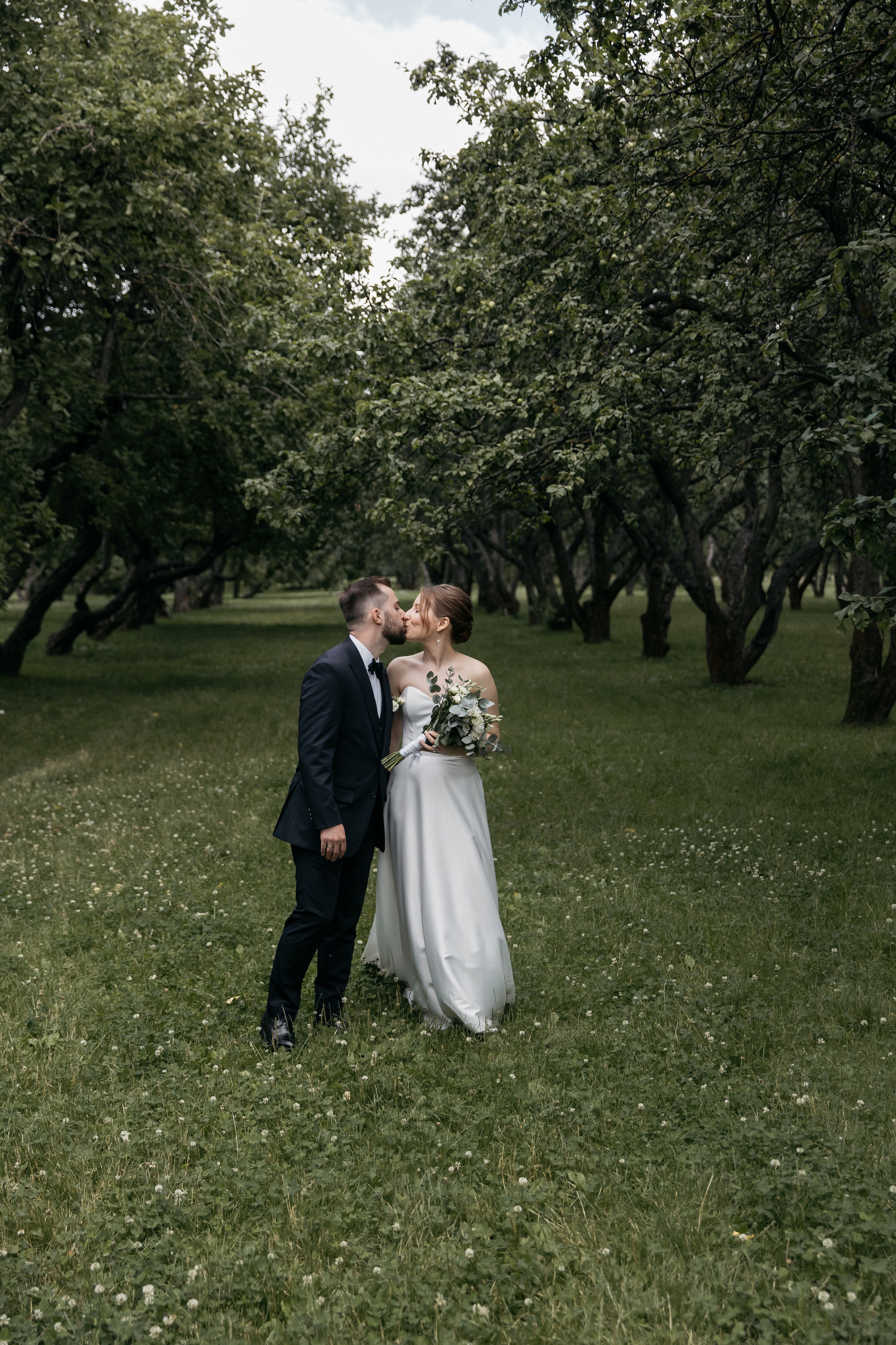 Анонс свадебных фотографий Артема и Натальи в Парке Коломенское. Свадебный фотограф Домодедово Москва Катерина Алехина