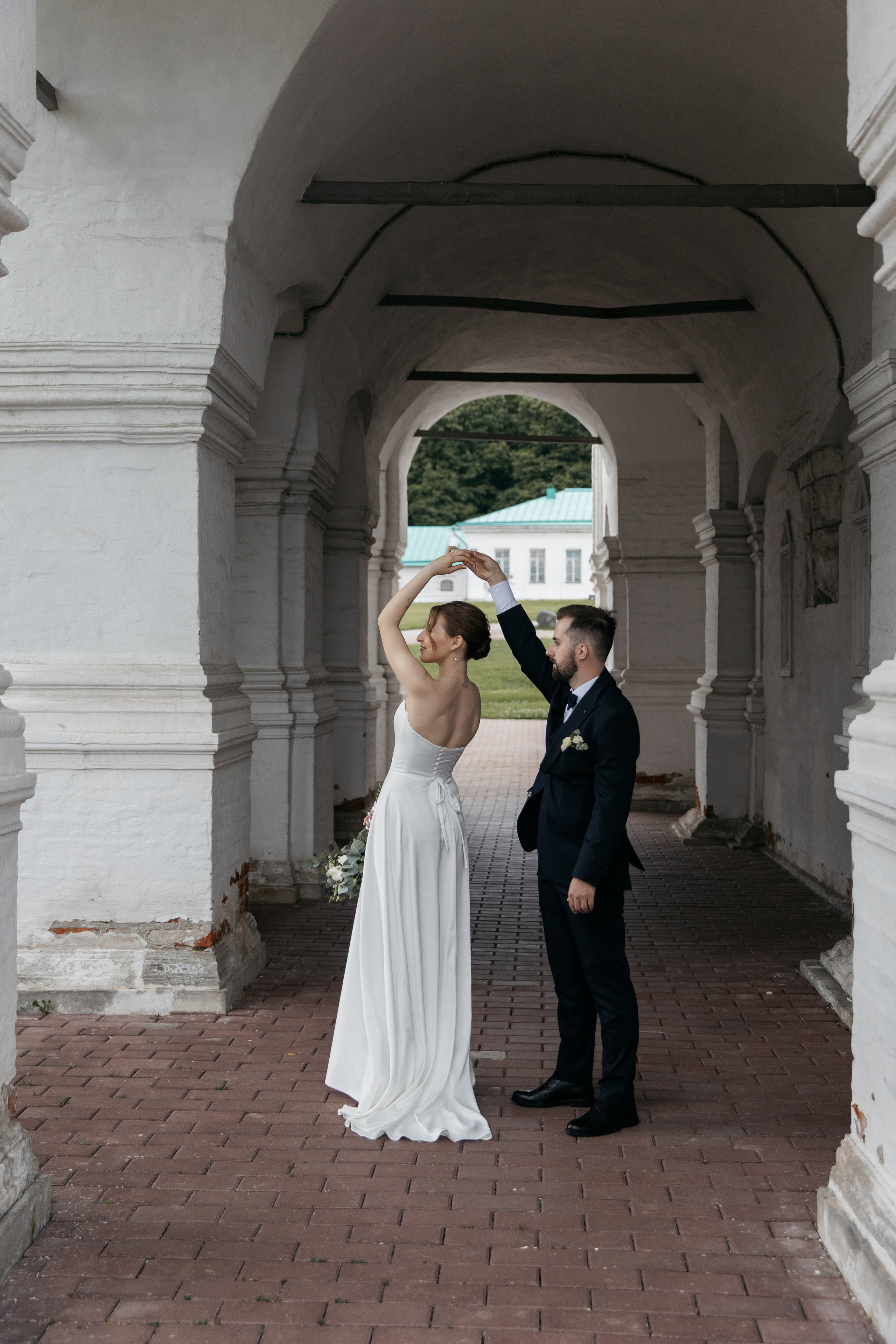 Анонс свадебных фотографий Артема и Натальи в Парке Коломенское. Свадебный фотограф Домодедово Москва Катерина Алехина