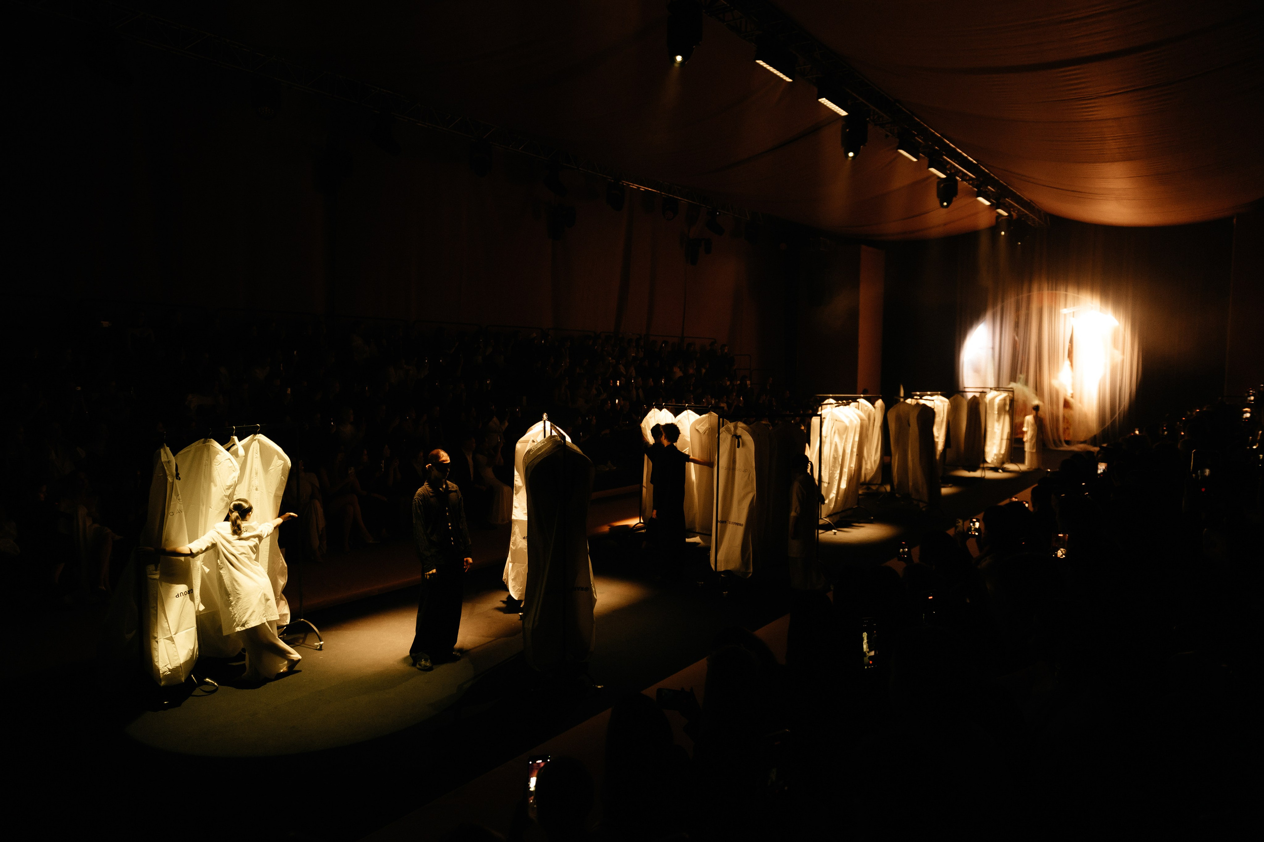 INCOGNITO Rara Avis Group & Kuraje Fashion Show 2027 INCOGNITO. Wedding PHOTOGRAPHER Andrew Vnukov