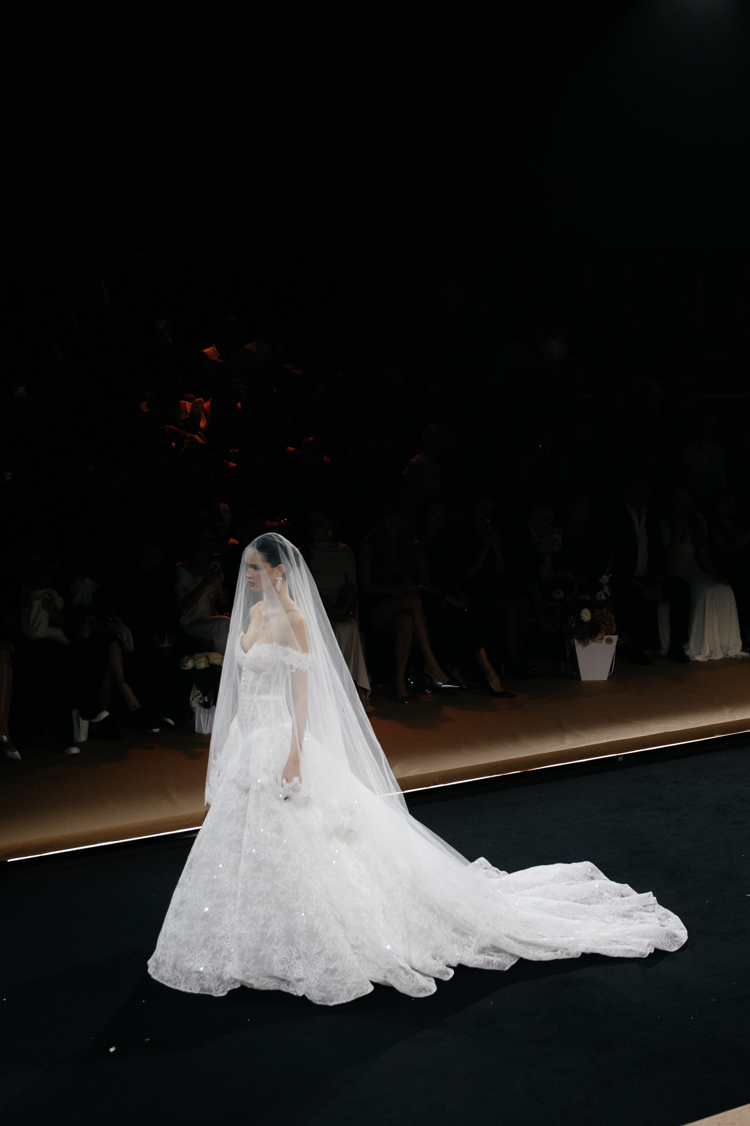 INCOGNITO Rara Avis Group & Kuraje Fashion Show 2027 INCOGNITO. Wedding PHOTOGRAPHER Andrew Vnukov