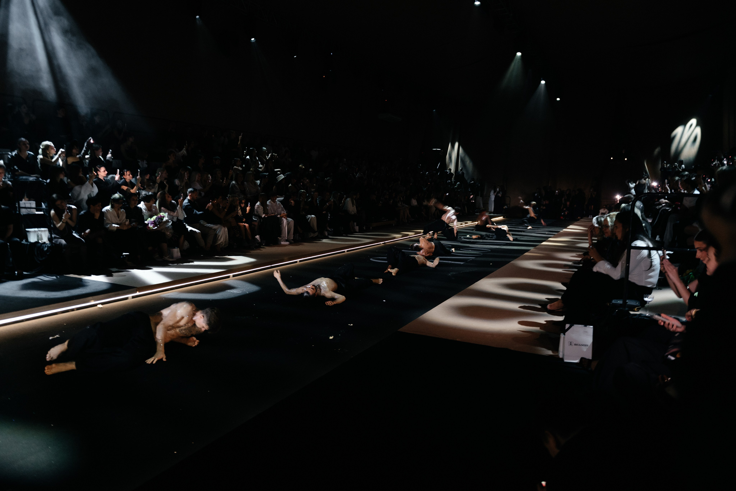 INCOGNITO Rara Avis Group & Kuraje Fashion Show 2027 INCOGNITO. Wedding PHOTOGRAPHER Andrew Vnukov
