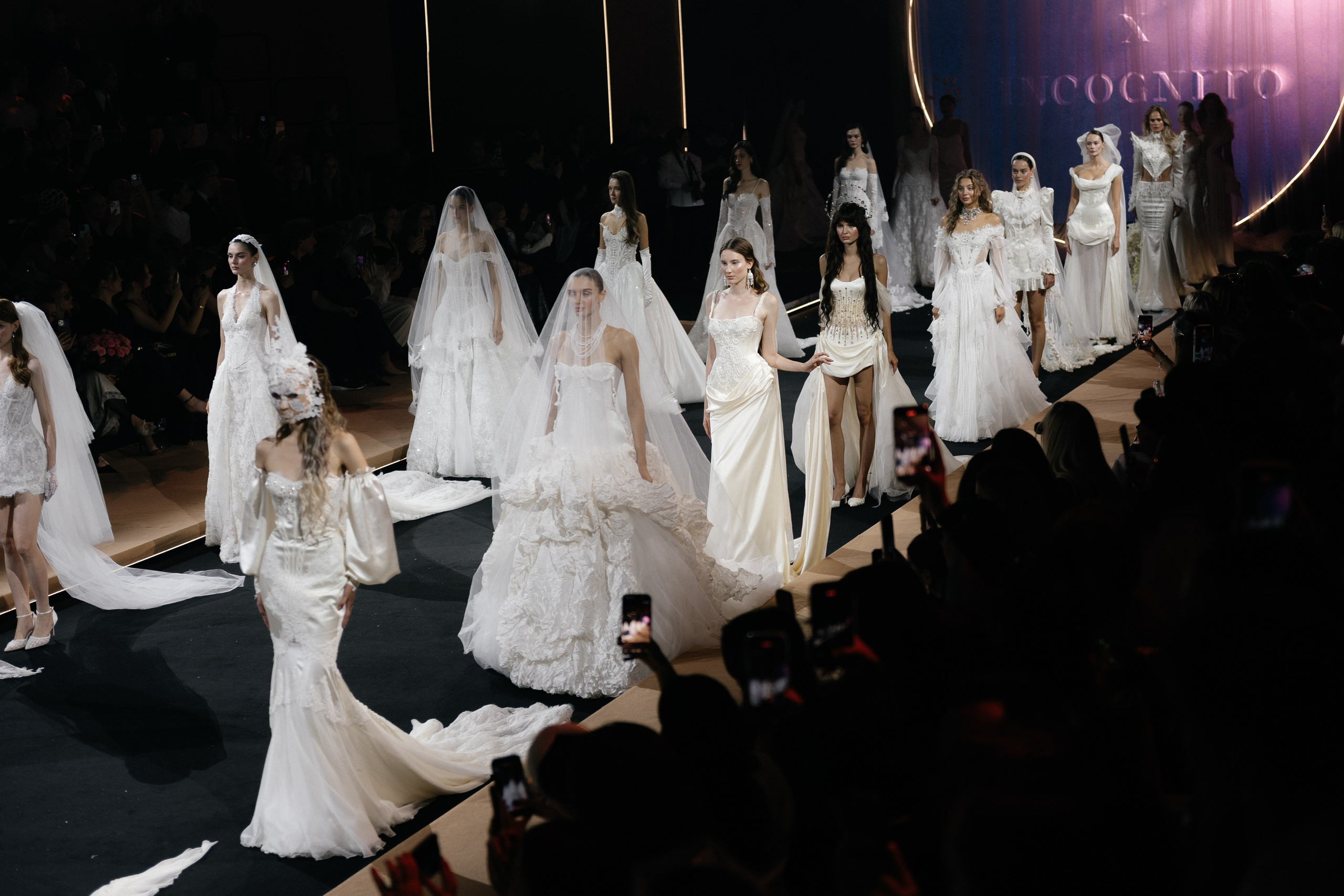INCOGNITO Rara Avis Group & Kuraje Fashion Show 2027 INCOGNITO. Wedding PHOTOGRAPHER Andrew Vnukov