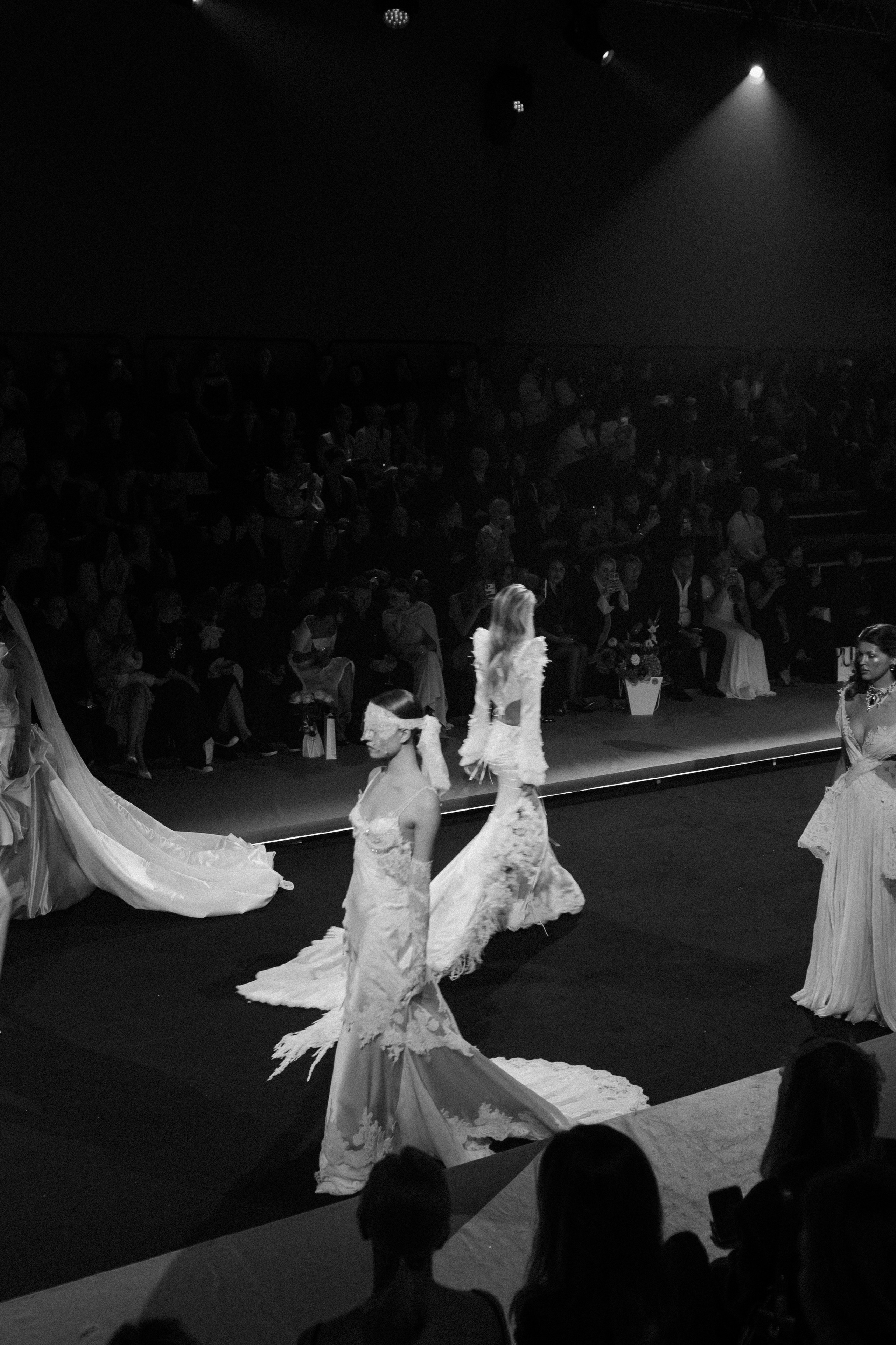 INCOGNITO Rara Avis Group & Kuraje Fashion Show 2027 INCOGNITO. Wedding PHOTOGRAPHER Andrew Vnukov