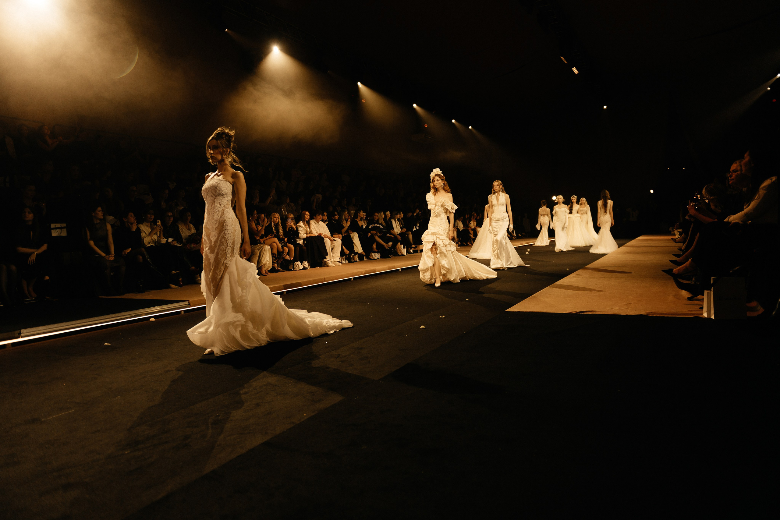 INCOGNITO Rara Avis Group & Kuraje Fashion Show 2027 INCOGNITO. Wedding PHOTOGRAPHER Andrew Vnukov