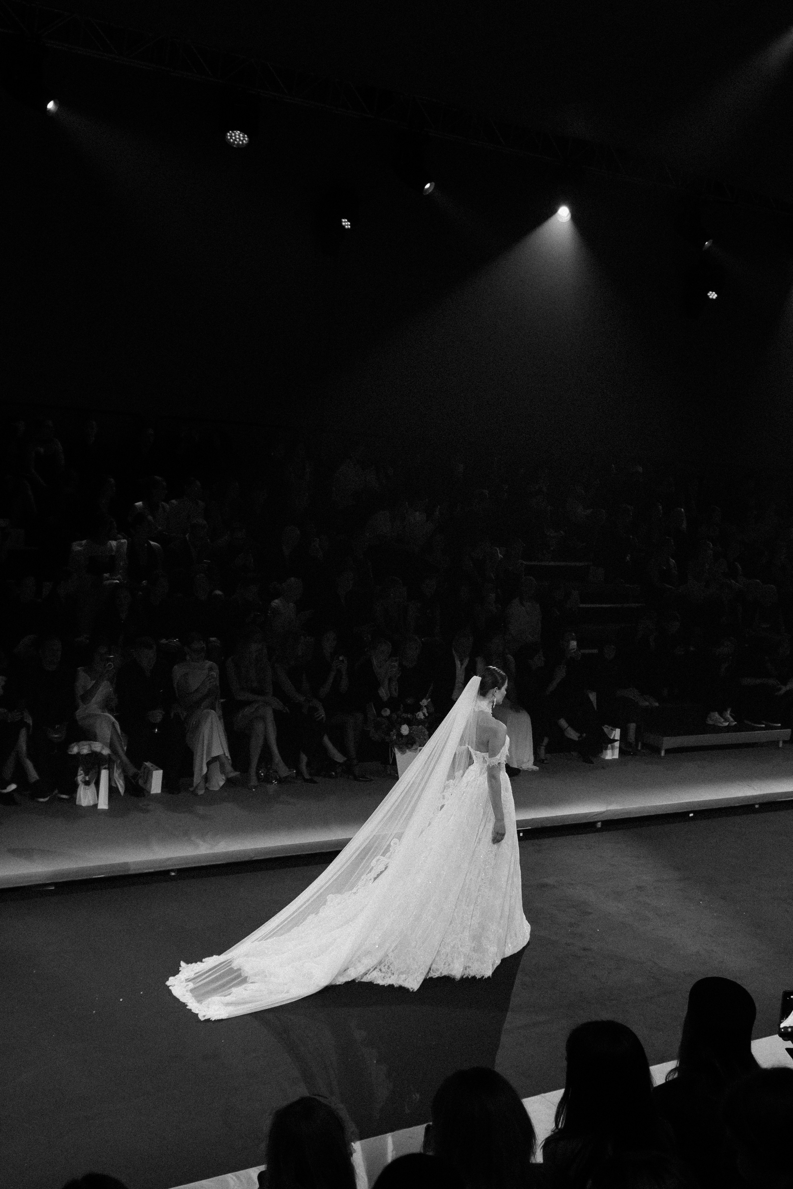 INCOGNITO Rara Avis Group & Kuraje Fashion Show 2027 INCOGNITO. Wedding PHOTOGRAPHER Andrew Vnukov
