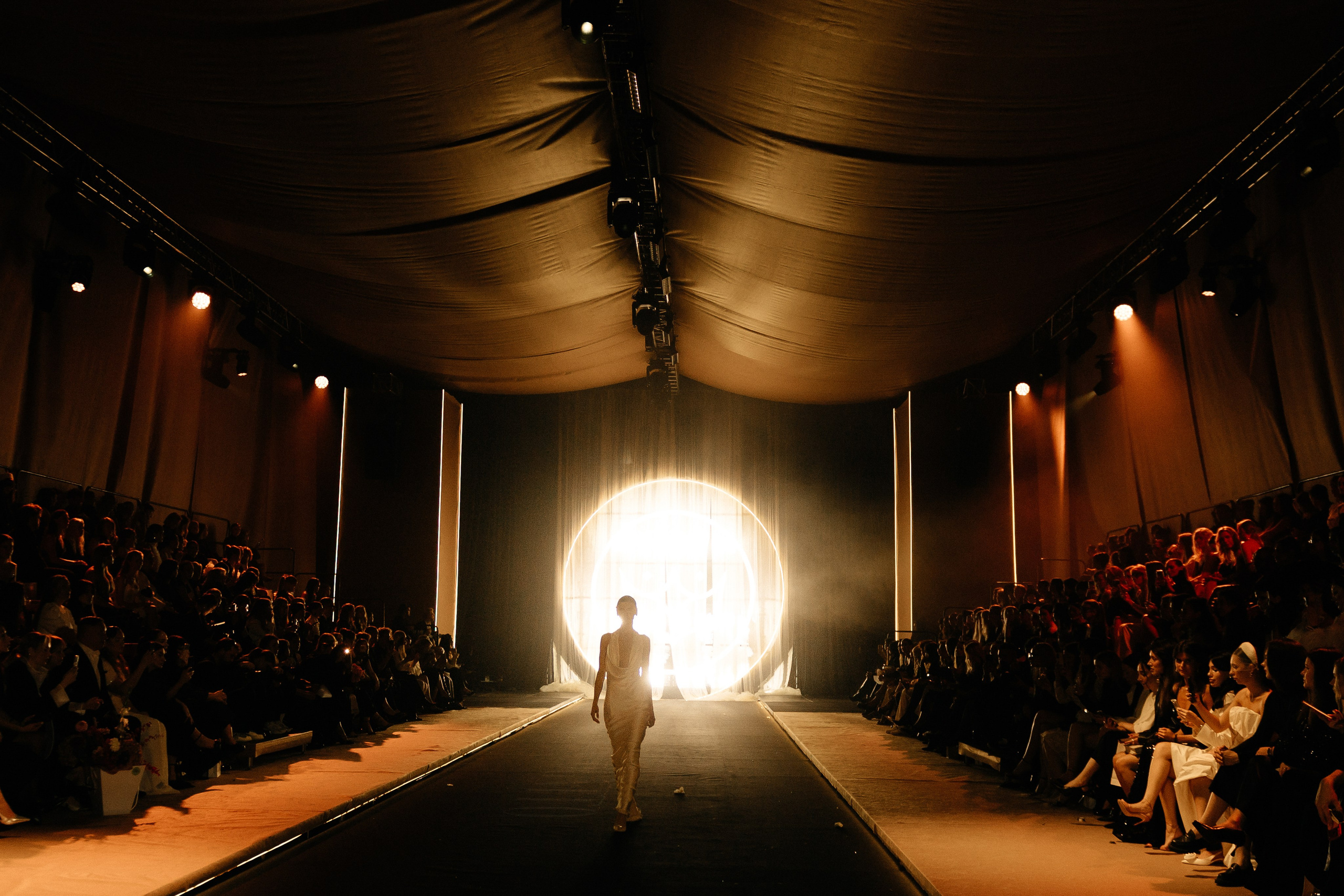 INCOGNITO Rara Avis Group & Kuraje Fashion Show 2027 INCOGNITO. Wedding PHOTOGRAPHER Andrew Vnukov