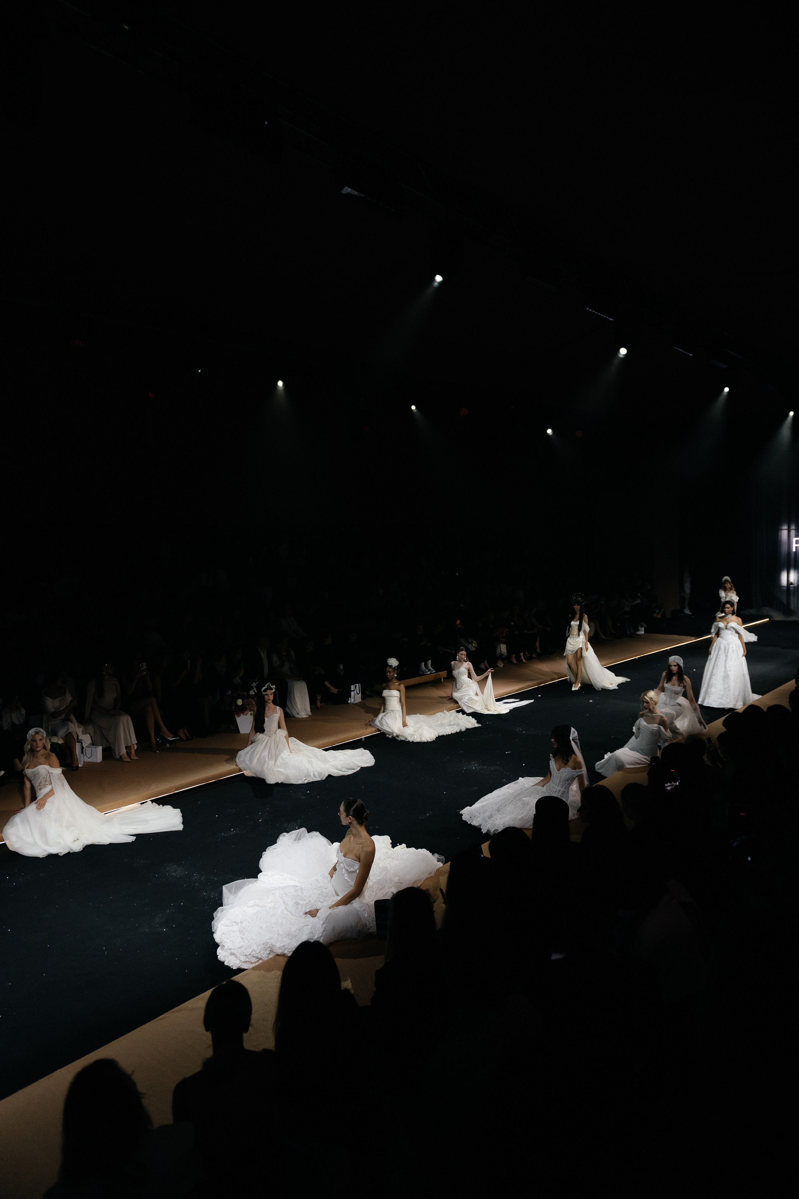 INCOGNITO Rara Avis Group & Kuraje Fashion Show 2027 INCOGNITO. Wedding PHOTOGRAPHER Andrew Vnukov