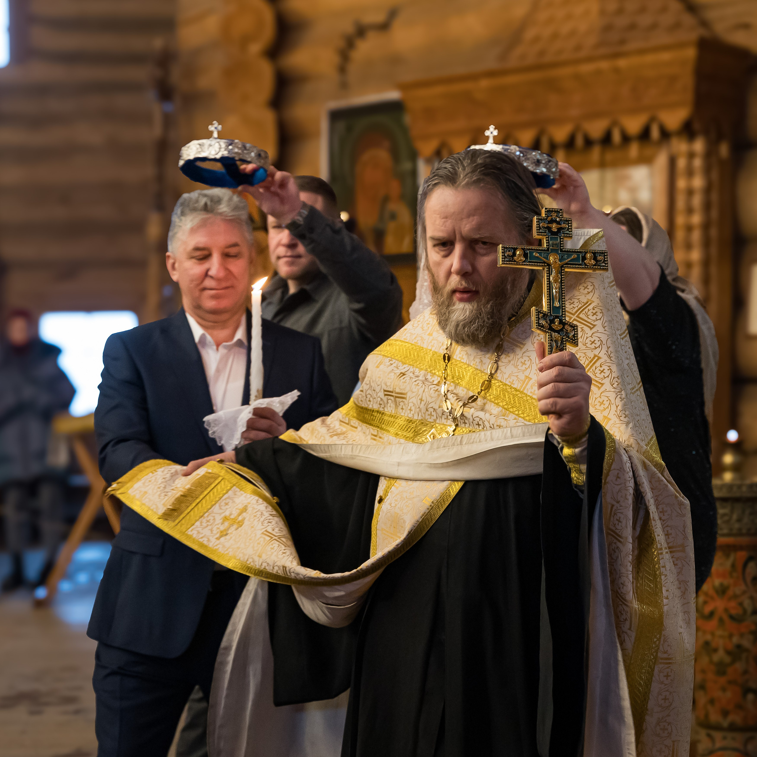 Настоятель Храма Покрова Пресвятой Богородицы проводит обряд венчания