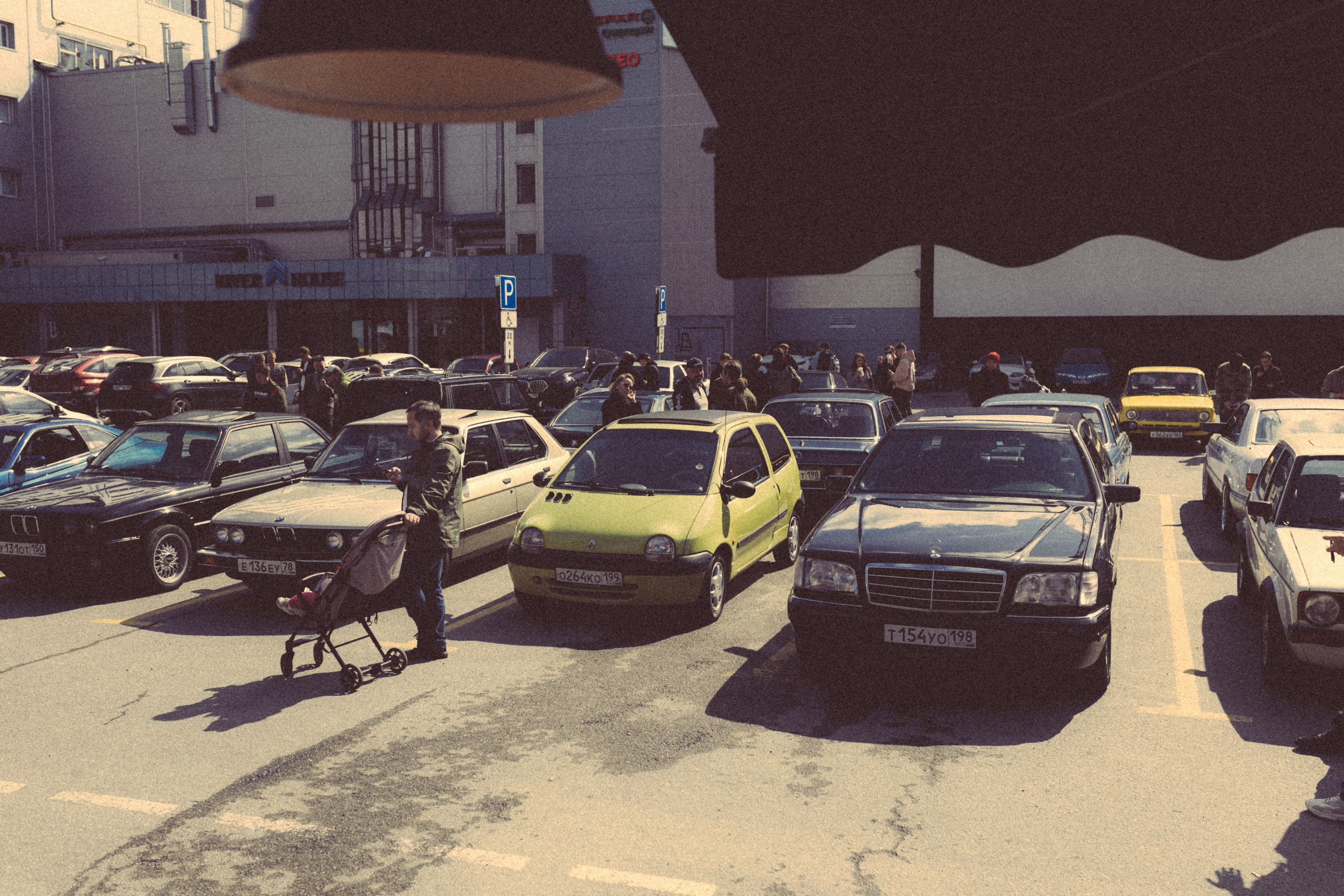 CARS and COFFE. Happiness is in the moments