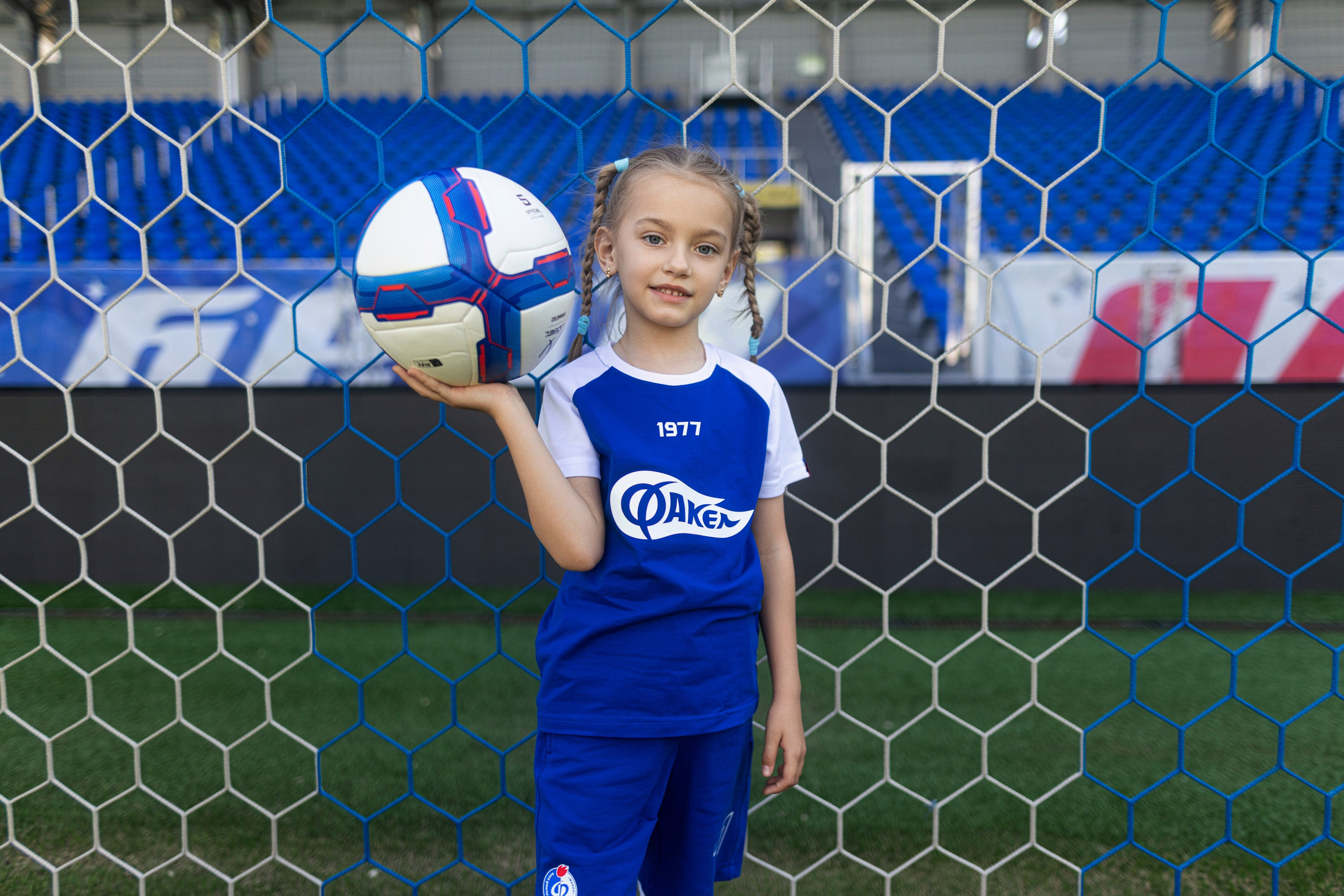 Детский портрет с Алисой на футбольном стадионе. Дмитрий Шульгин, портретный фотограф в Воронеже