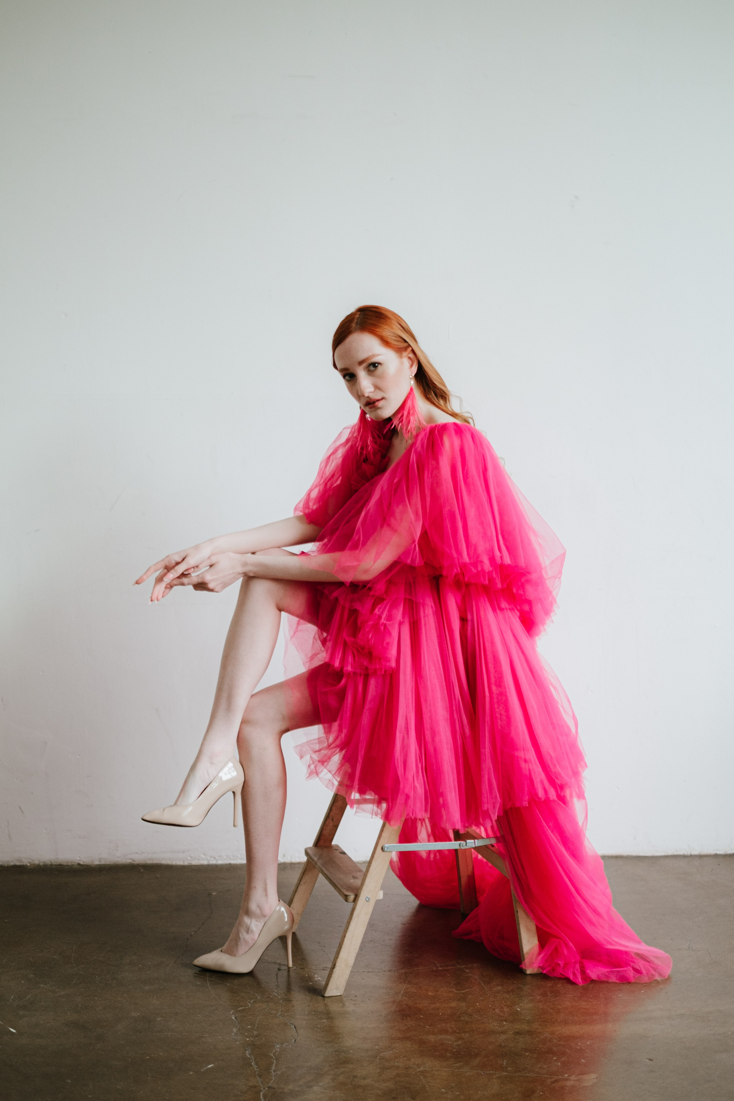 Студийная фотосессия в Москве, с красивым платьем цвета фуксии