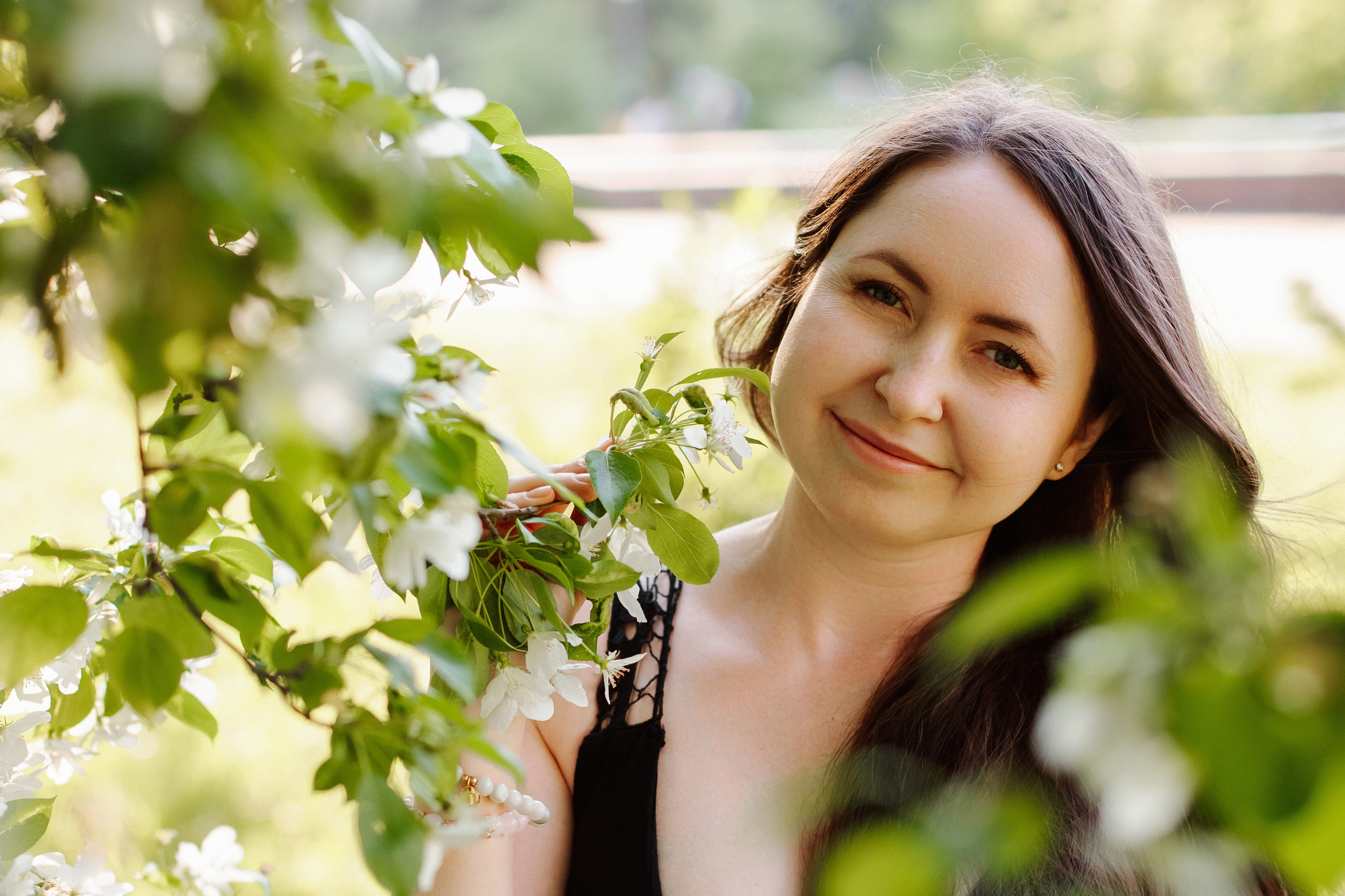Женская фотосессия в цветении. Контентный фотограф в Перми Натали Кытманова