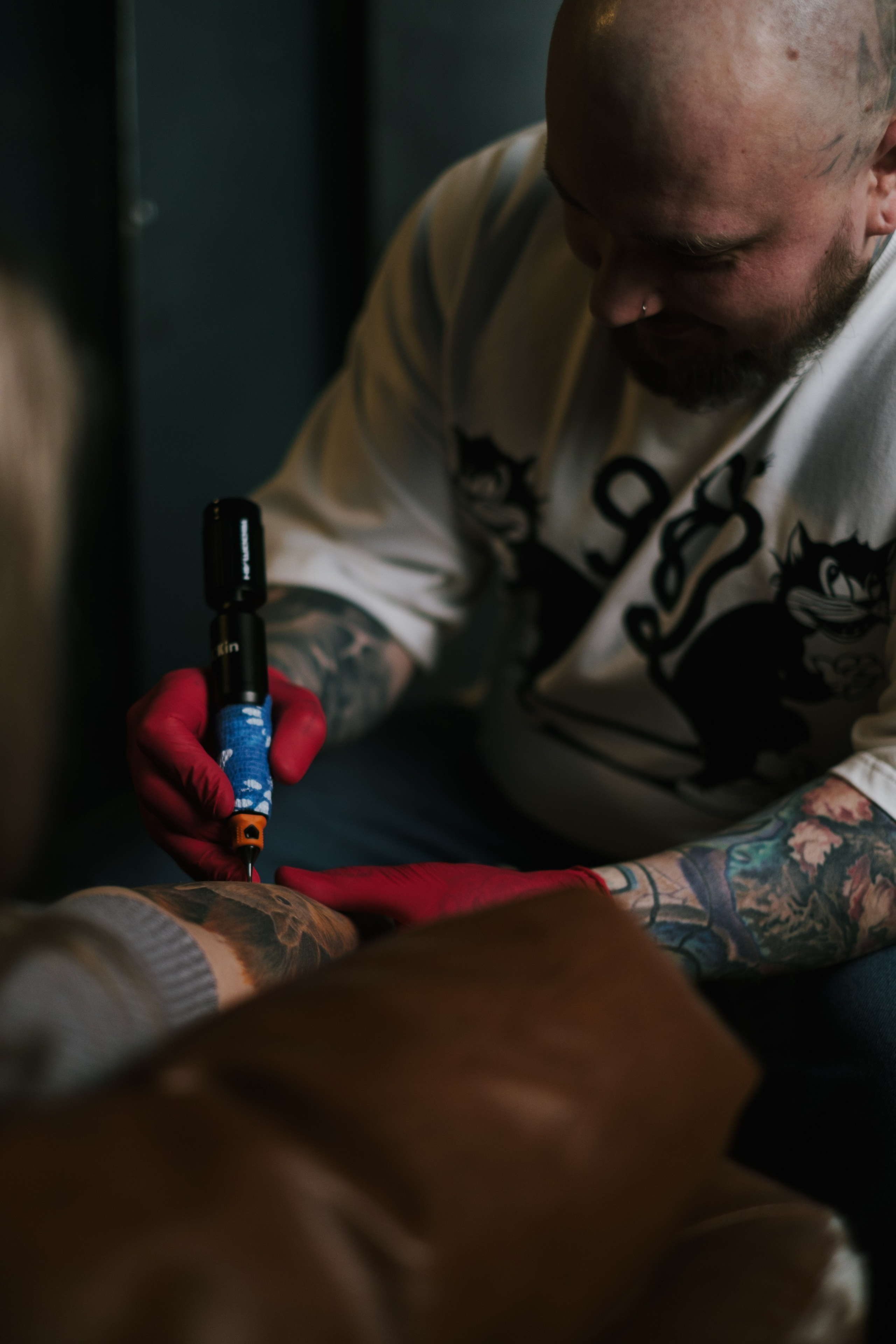 Рекламная съемка: тату-мастер | Заказать рекламную съемку Новосибирск. Ксения Ильиных — Фотограф в Новосибирске