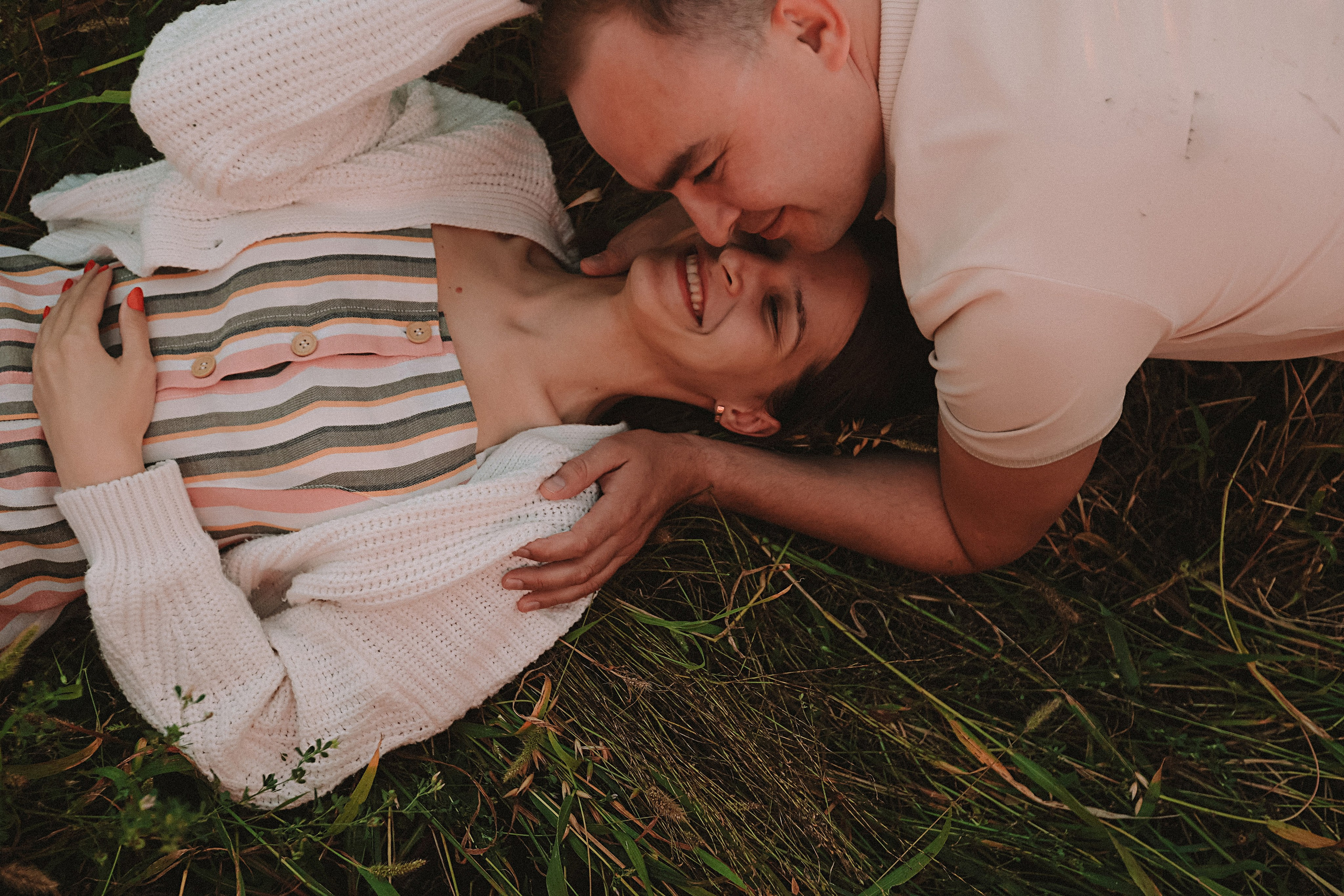 Поле love story на закате. Семейный фотограф Тюмень, фотограф на роды Салмина Мария