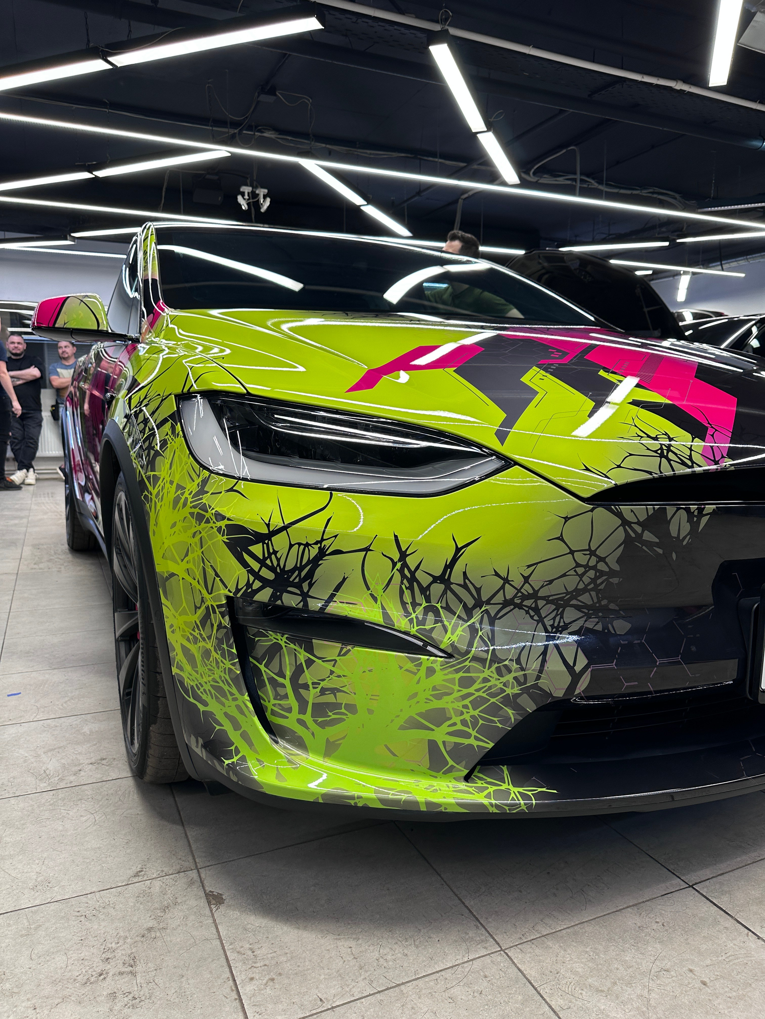 Винилография на Tesla Model S Plaid. Студия дизайна и оклейки авто Barmaley Design