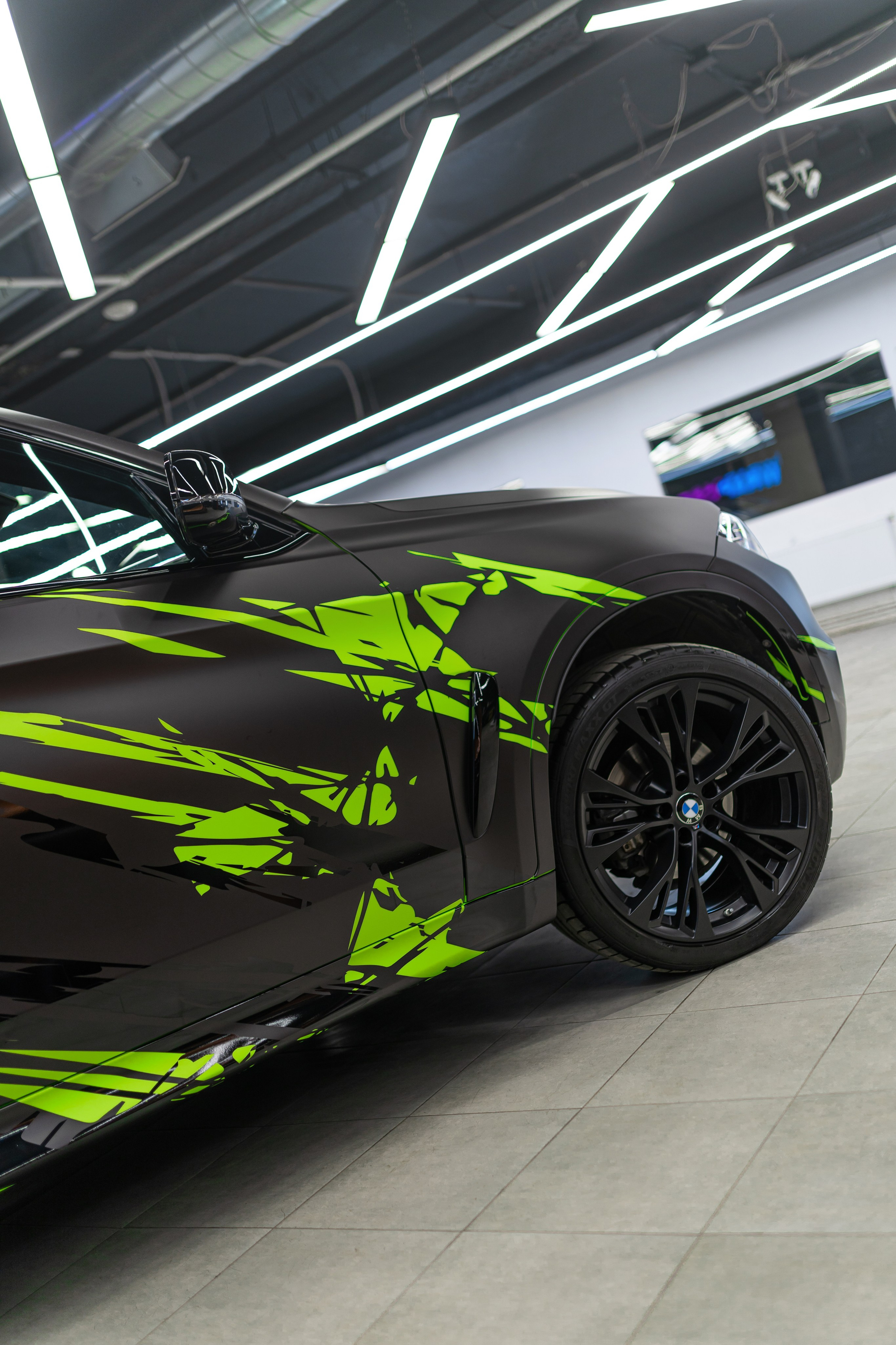 Винилография на BMW X6. Студия дизайна и оклейки авто Barmaley Design