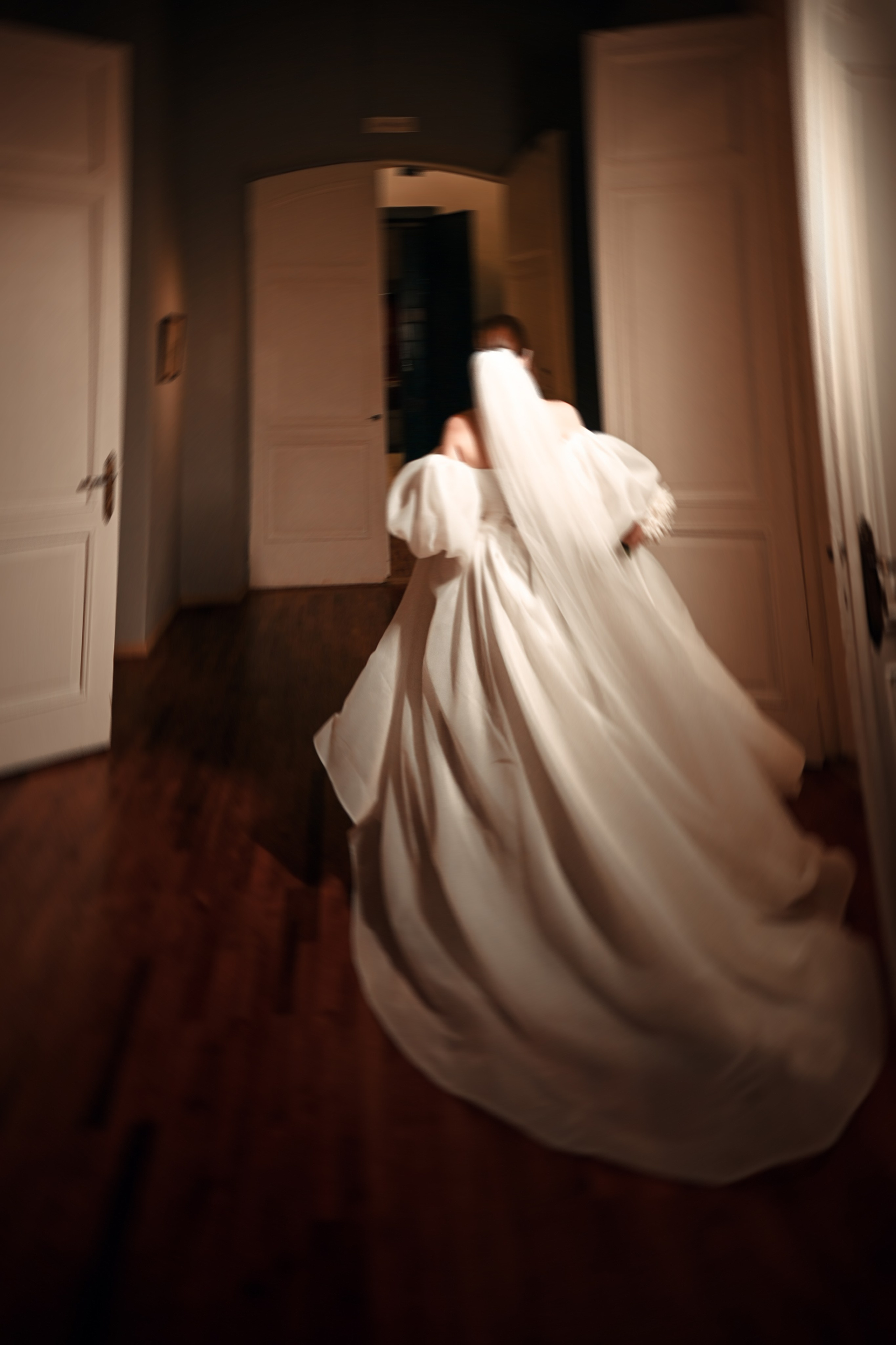 Небольшая свадебная серия в музее и прогулкой под дождем Эльмиры и Ризата. Свадебный, семейный, детский, контент фотограф в Омске Максим Ильин