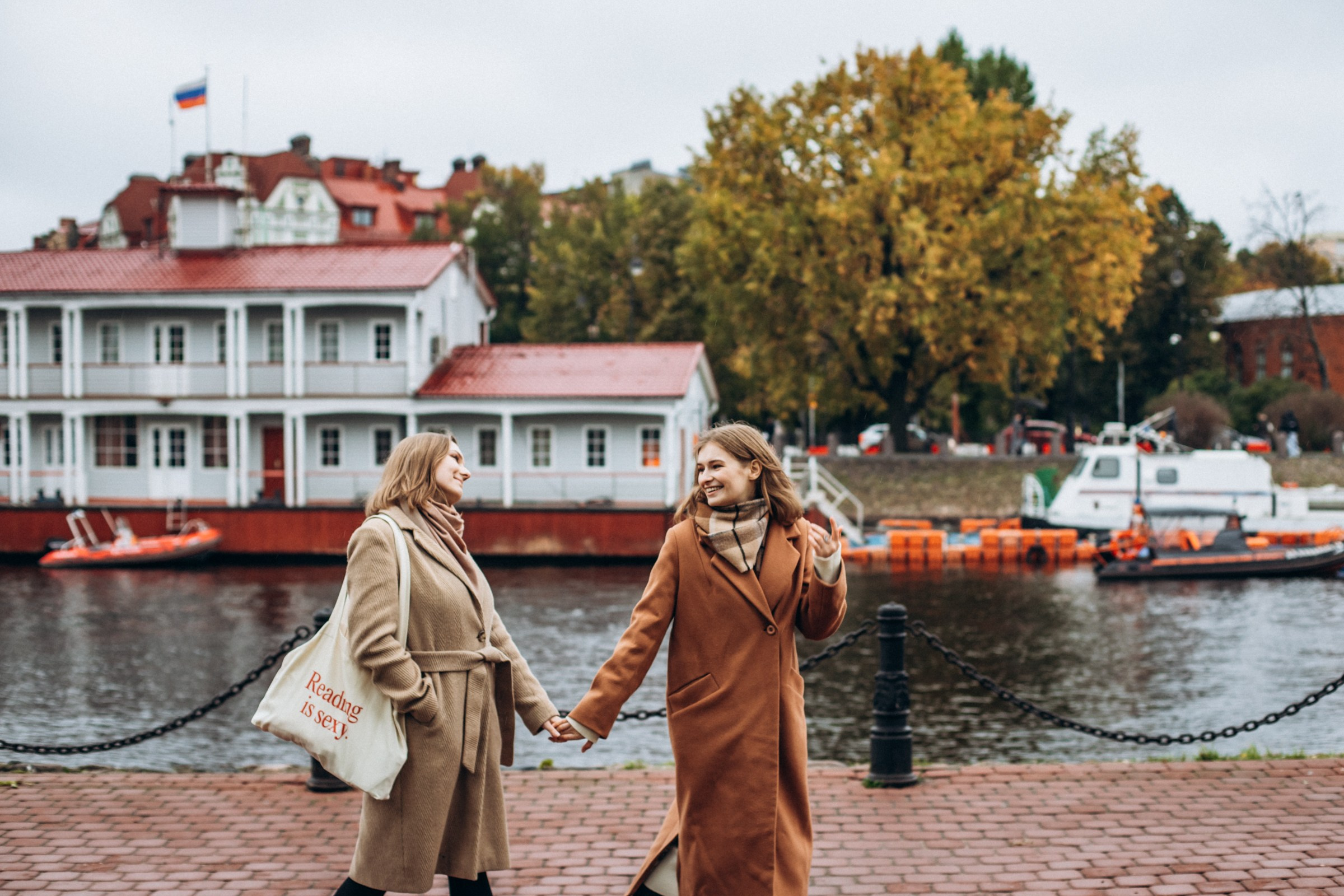 Сестры Саша и Полина в октябре. Фотопрогулка в Петербурге. Индивидуальный и семейный фотограф в Санкт-Петербурге