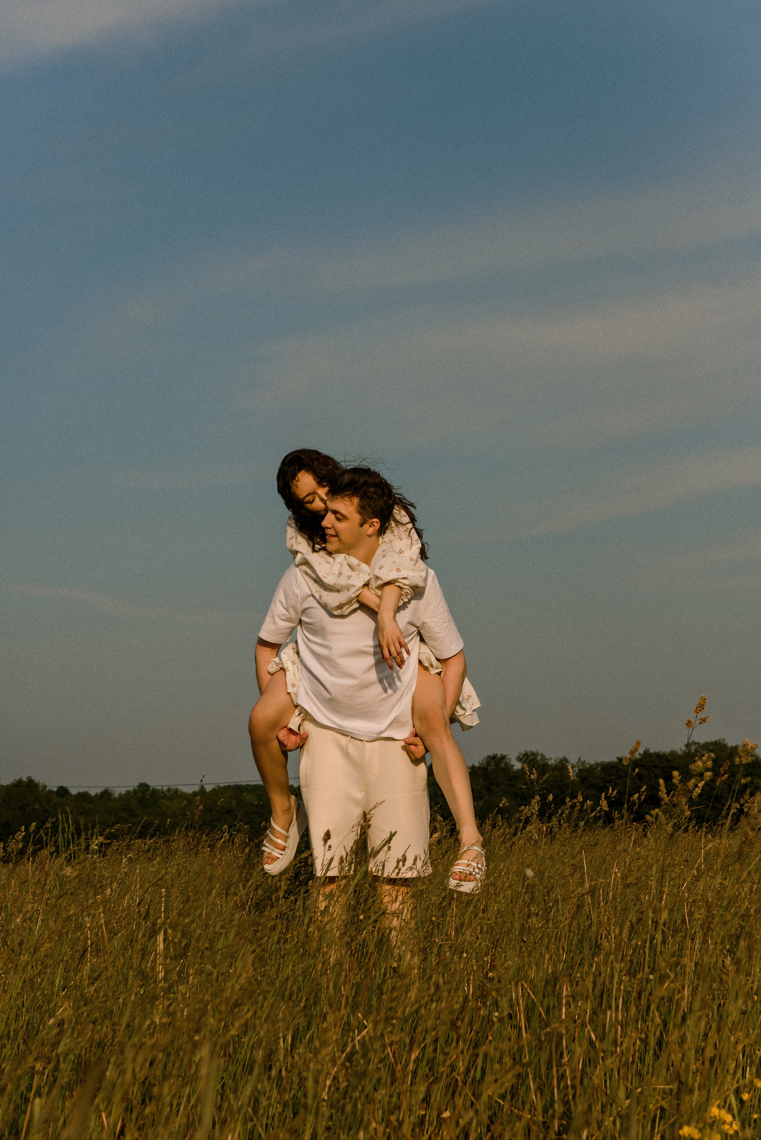 Лиза и Лёша в поле. Свадебный фотограф в Санкт-Петербурге София Шубик