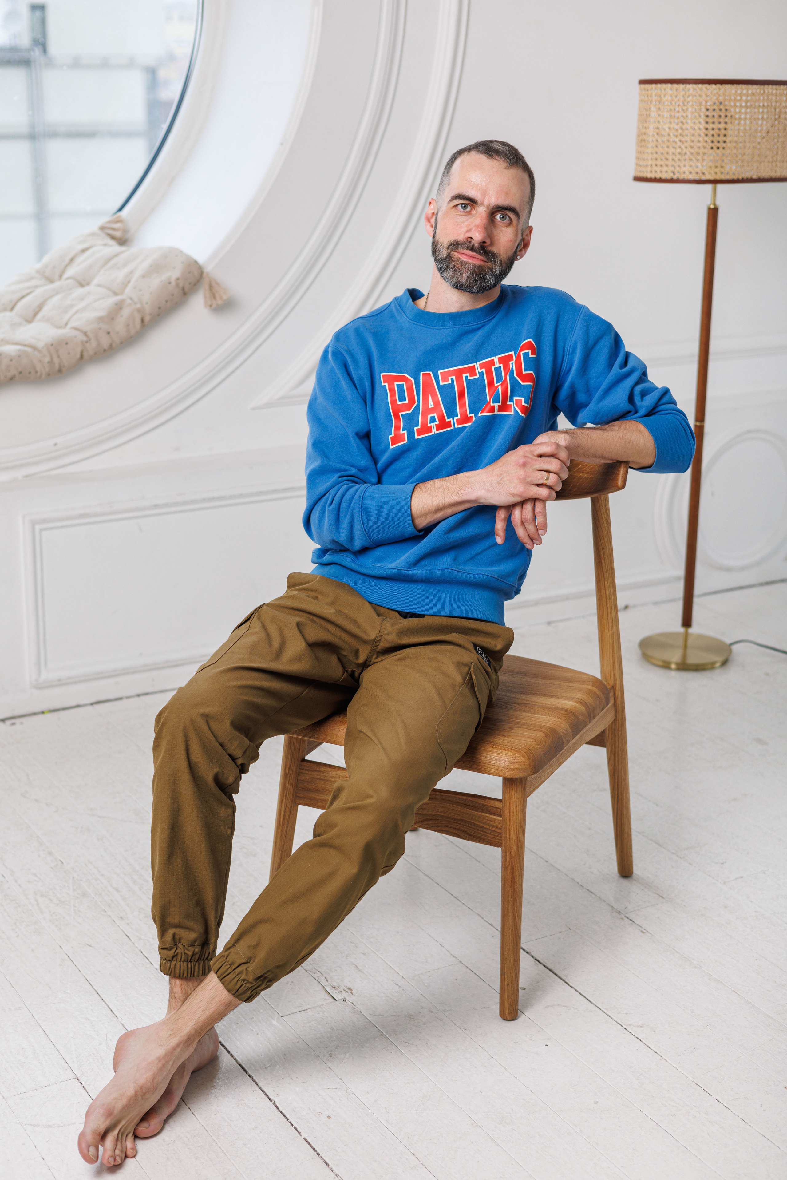 Артур и его стулья. Фотограф Балаев Михаил