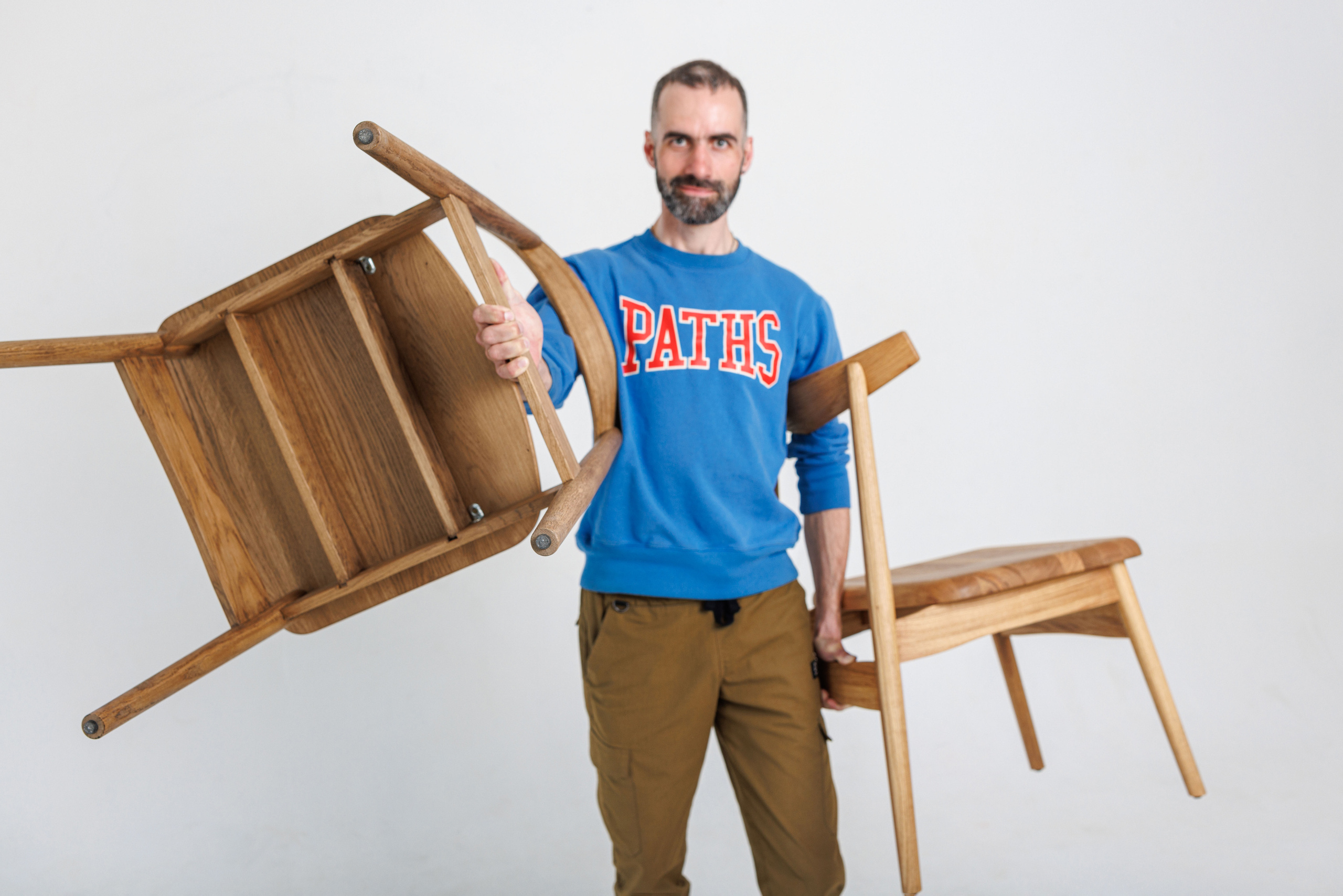 Артур и его стулья. Фотограф Балаев Михаил