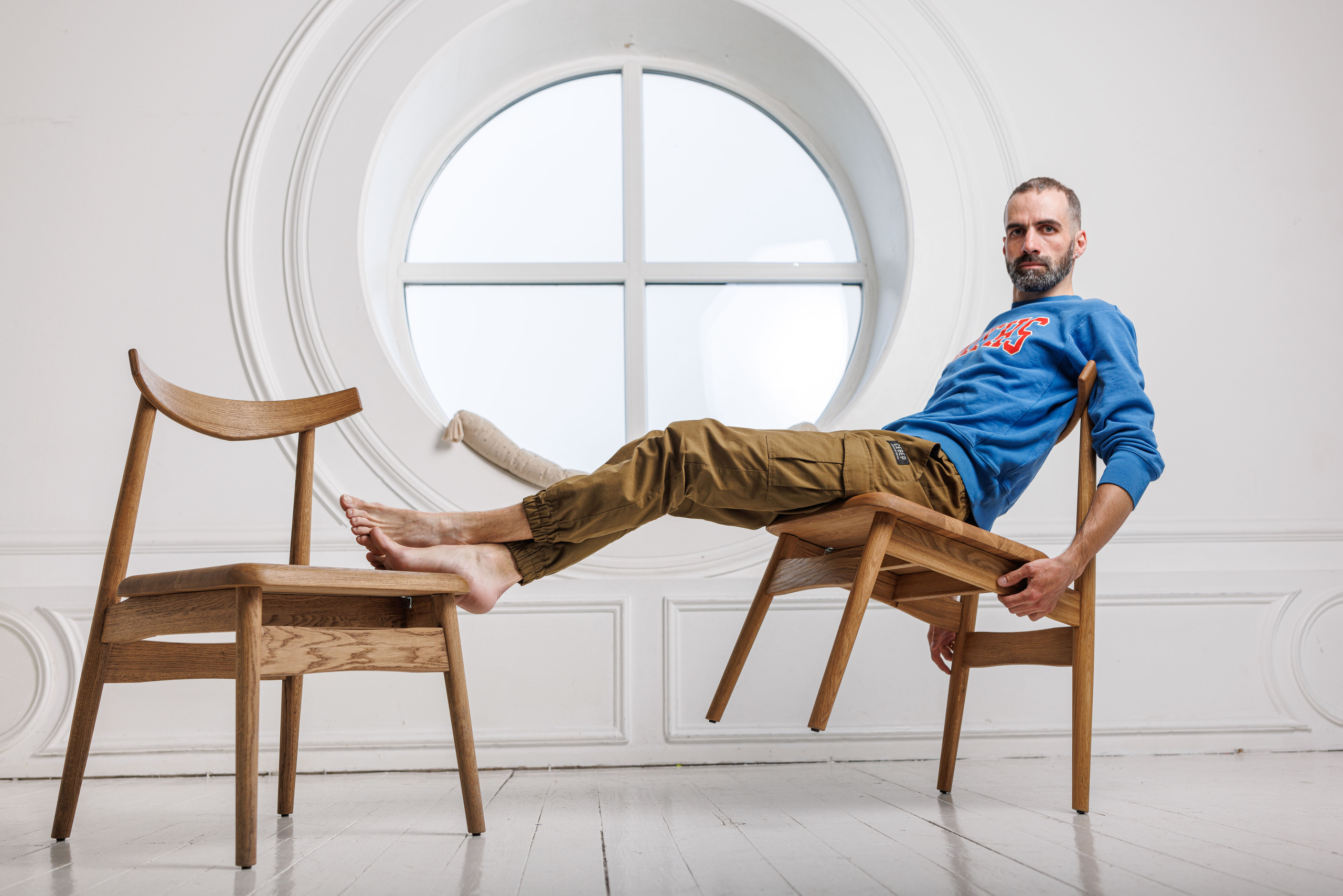 Артур и его стулья. Фотограф Балаев Михаил