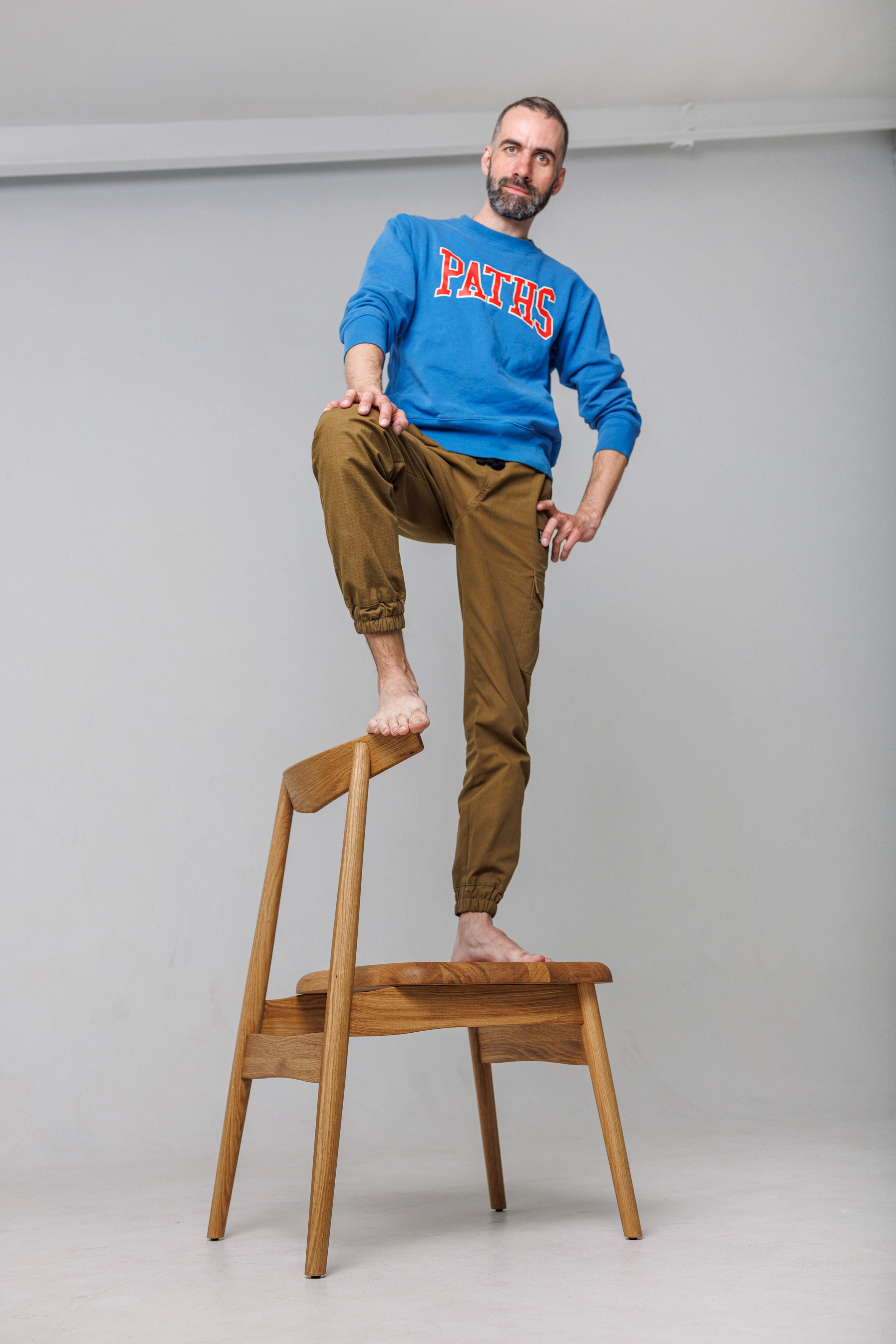 Артур и его стулья. Фотограф Балаев Михаил