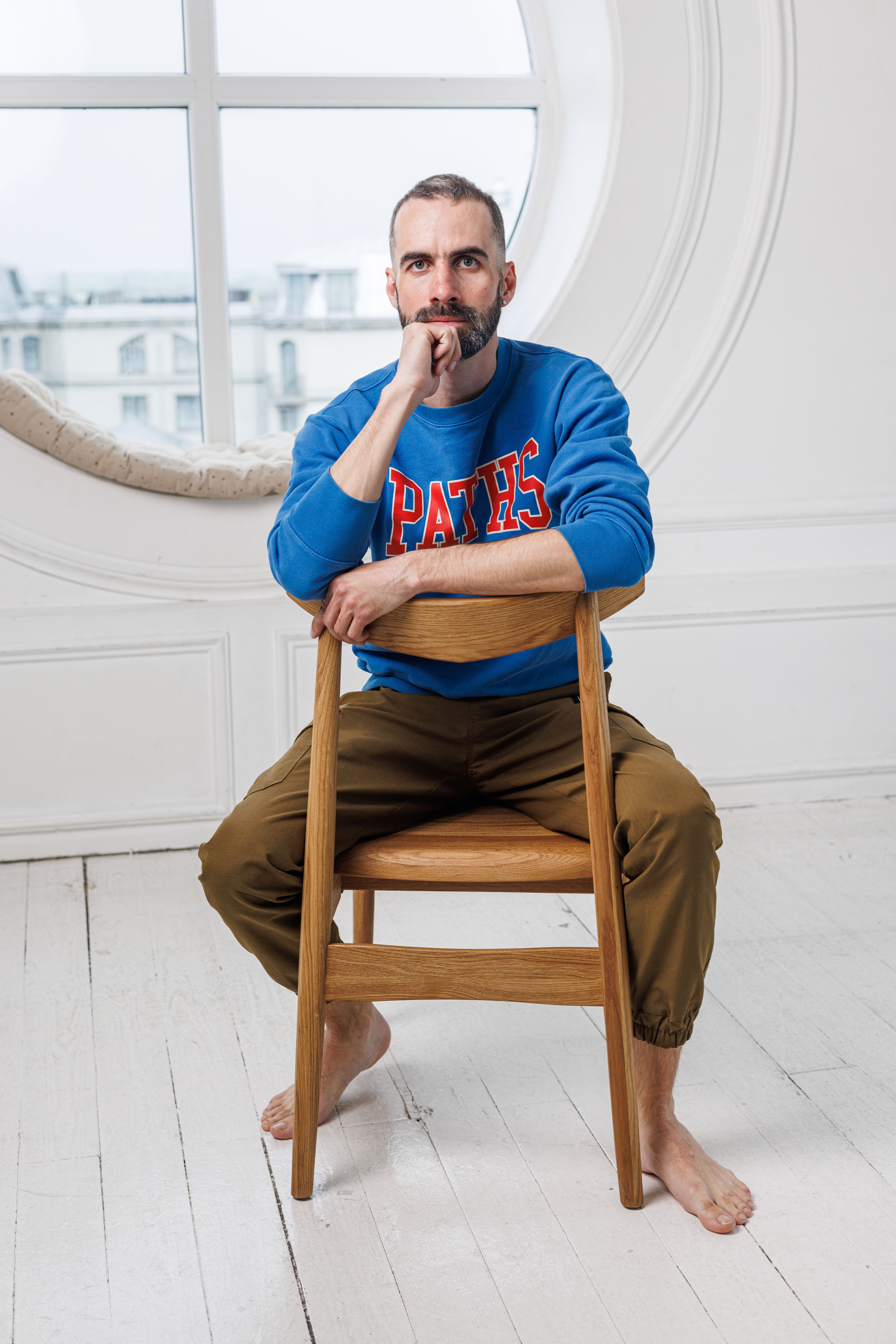 Артур и его стулья. Фотограф Балаев Михаил